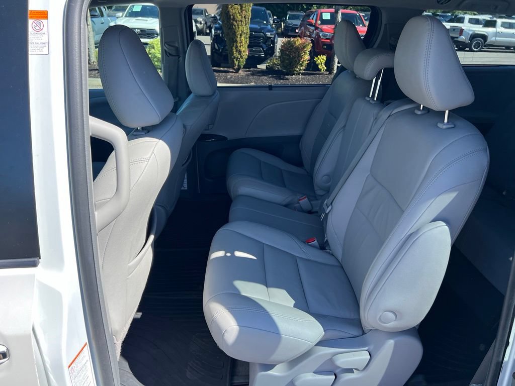 Used 2018 Toyota Sienna XLE w/ XLE Navigation Package FWD image 16