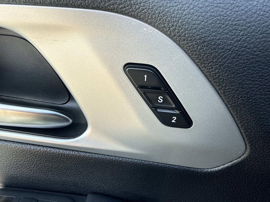 Used 2025 Chrysler Pacifica Limited image 20