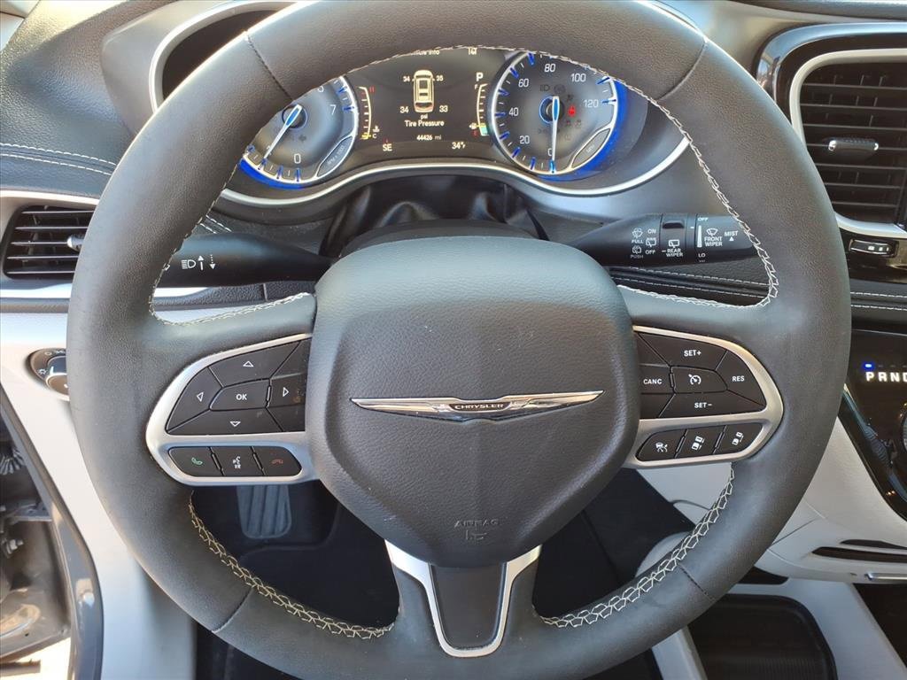 Used 2023 Chrysler Pacifica Touring-L image 18