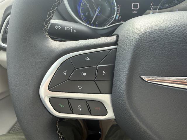 Used 2024 Chrysler Pacifica Touring-L FWD image 36