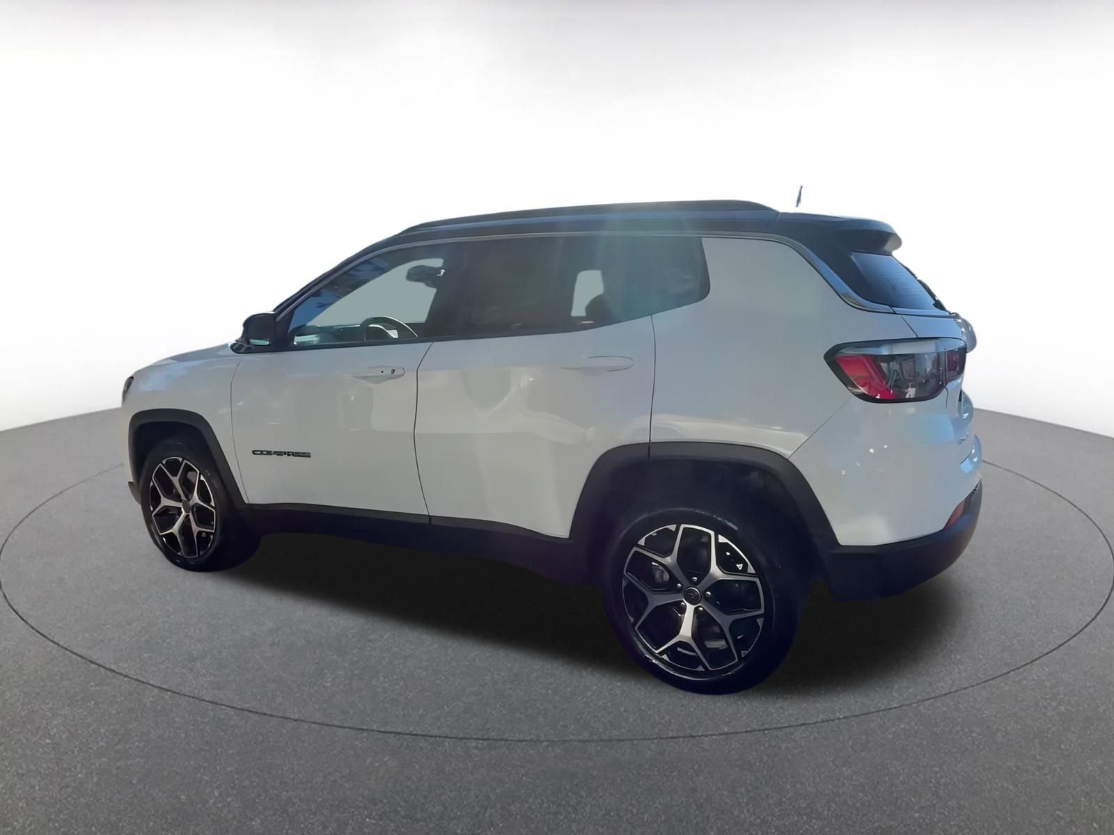 Used 2025 Jeep Compass Limited image 10