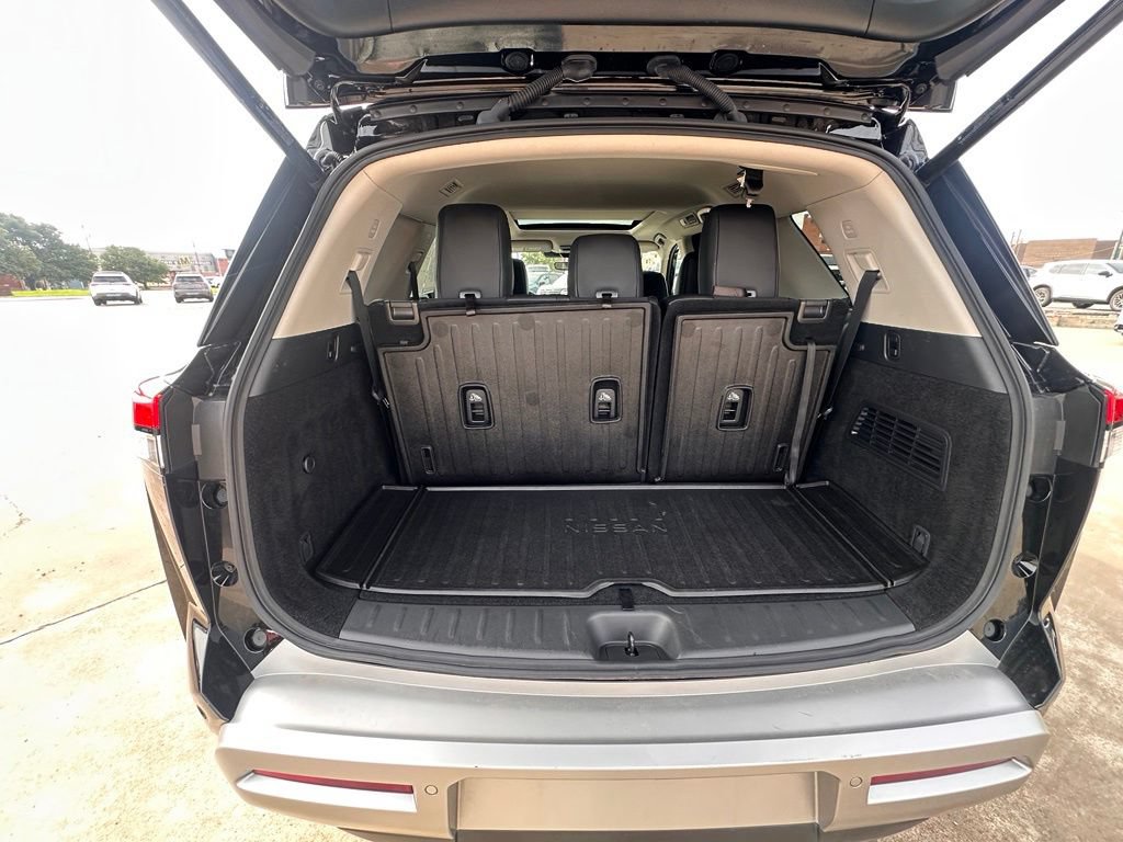 Certified 2025 Nissan Pathfinder Platinum FWD image 6