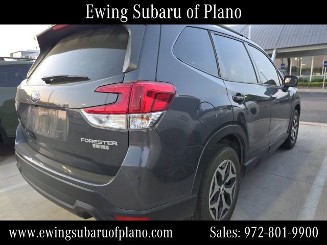 Used 2023 Subaru Forester Premium image 2