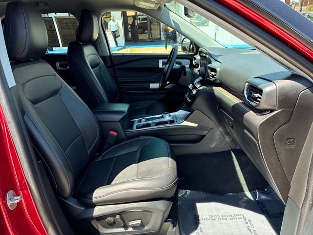 Used 2022 Ford Explorer Limited w/ Equipment Group 301A AWD/4WD image 34