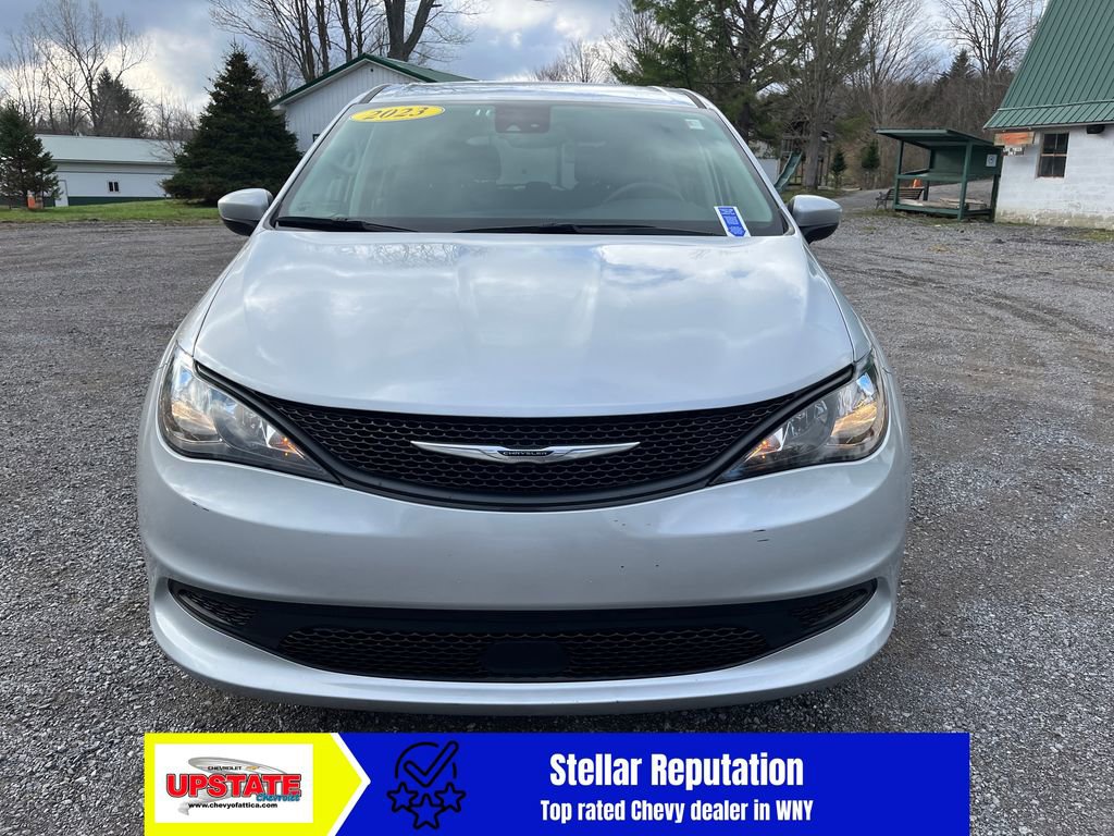 Used 2023 Chrysler Voyager LX image 3