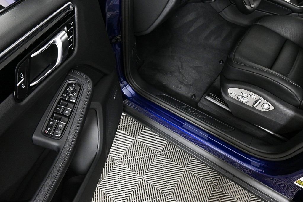 Used 2025 Porsche Macan image 8