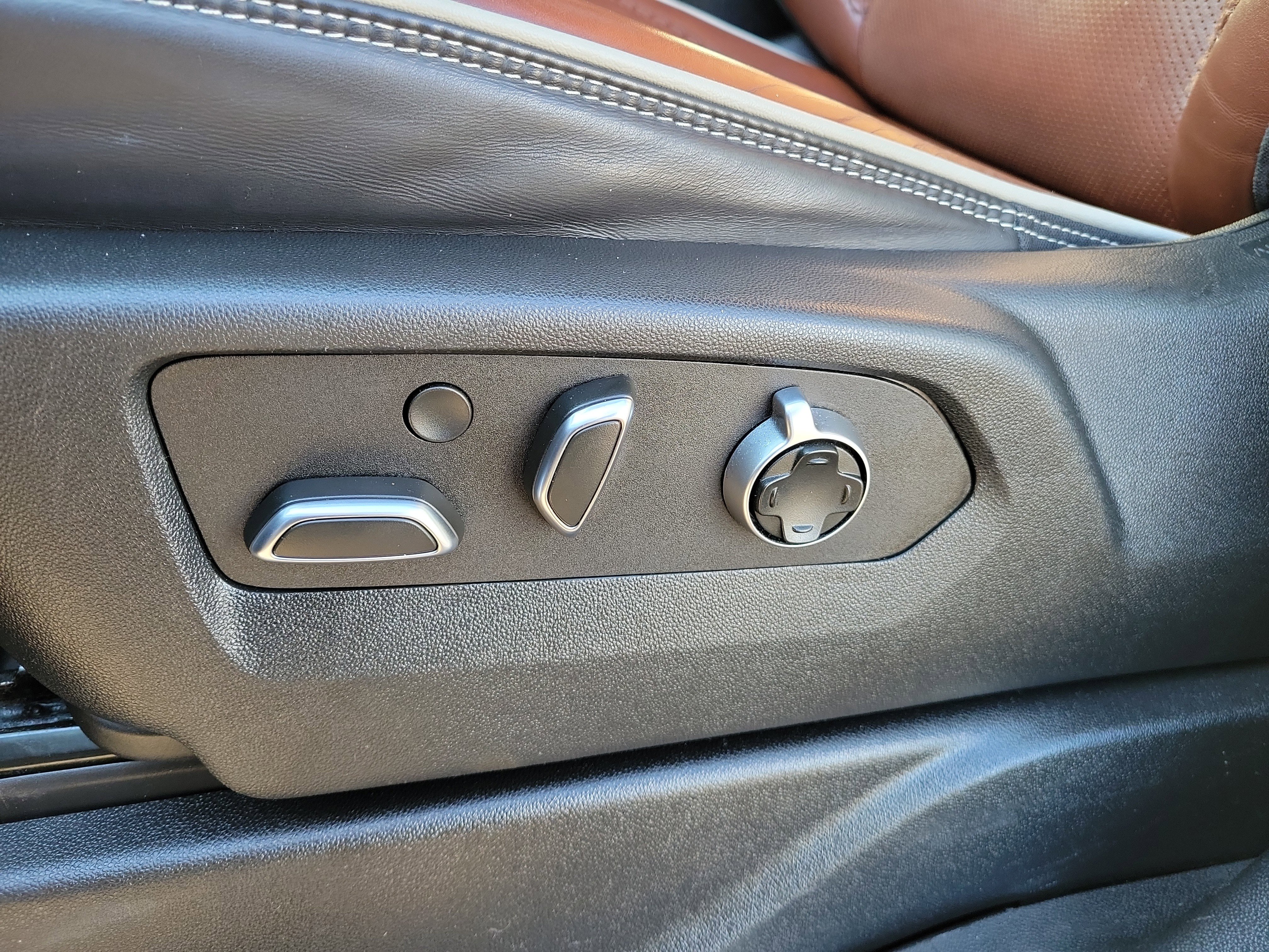 Used 2023 GMC Yukon Denali Ultimate image 17