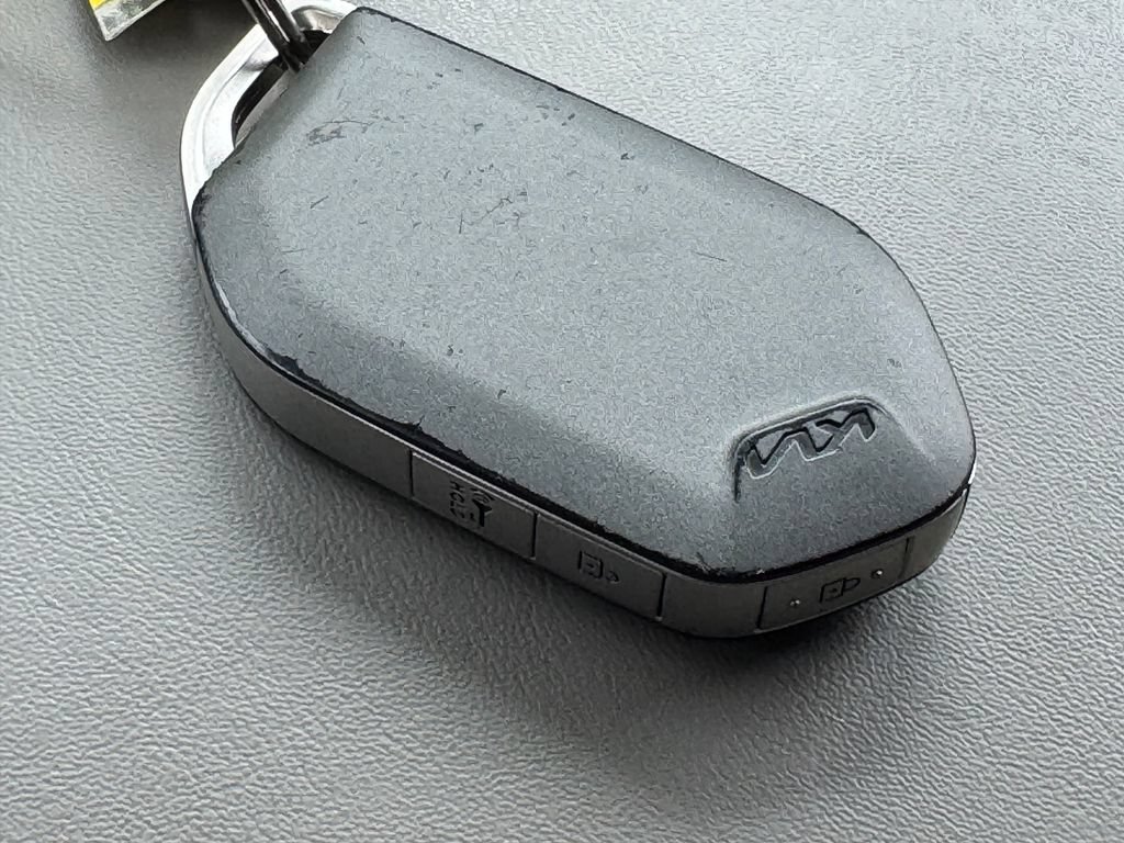Used 2025 Kia Carnival FWD image 32