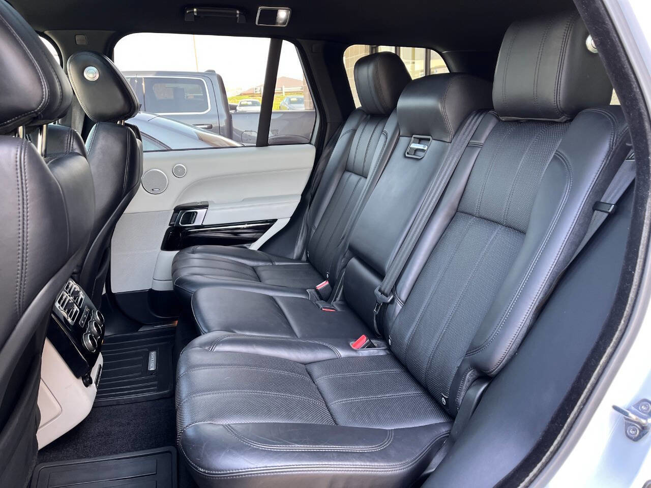 Used 2016 Land Rover Range Rover HSE image 18