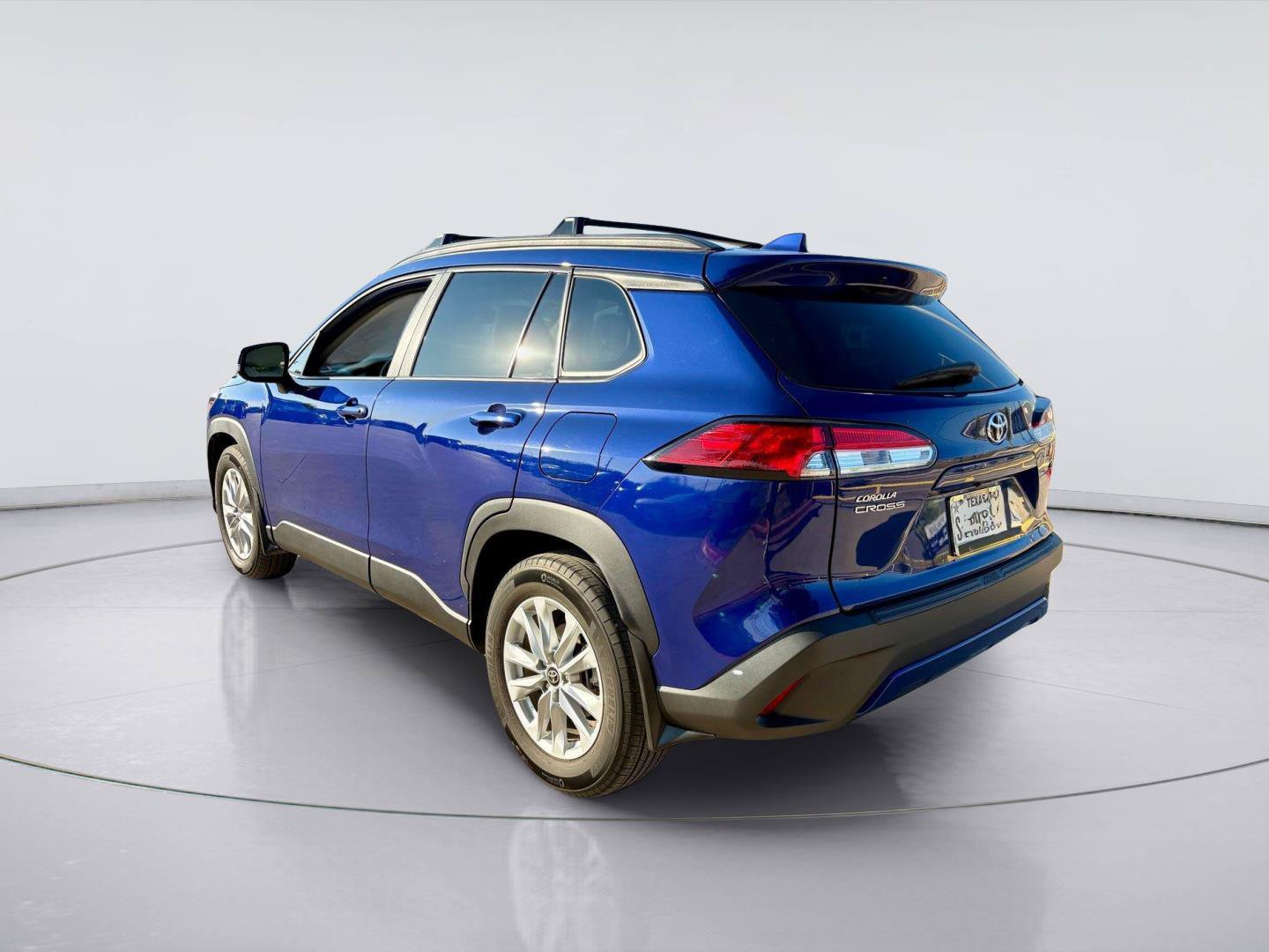 Used 2022 Toyota Corolla Cross LE w/ Moonroof Package FWD image 3