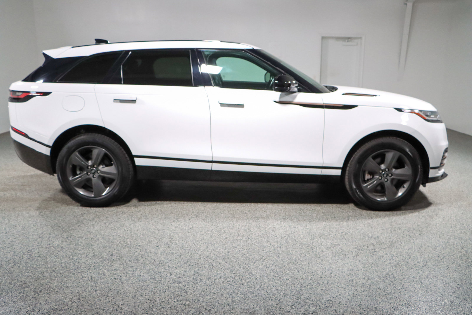 Used 2022 Land Rover Range Rover Velar R-Dynamic S image 6