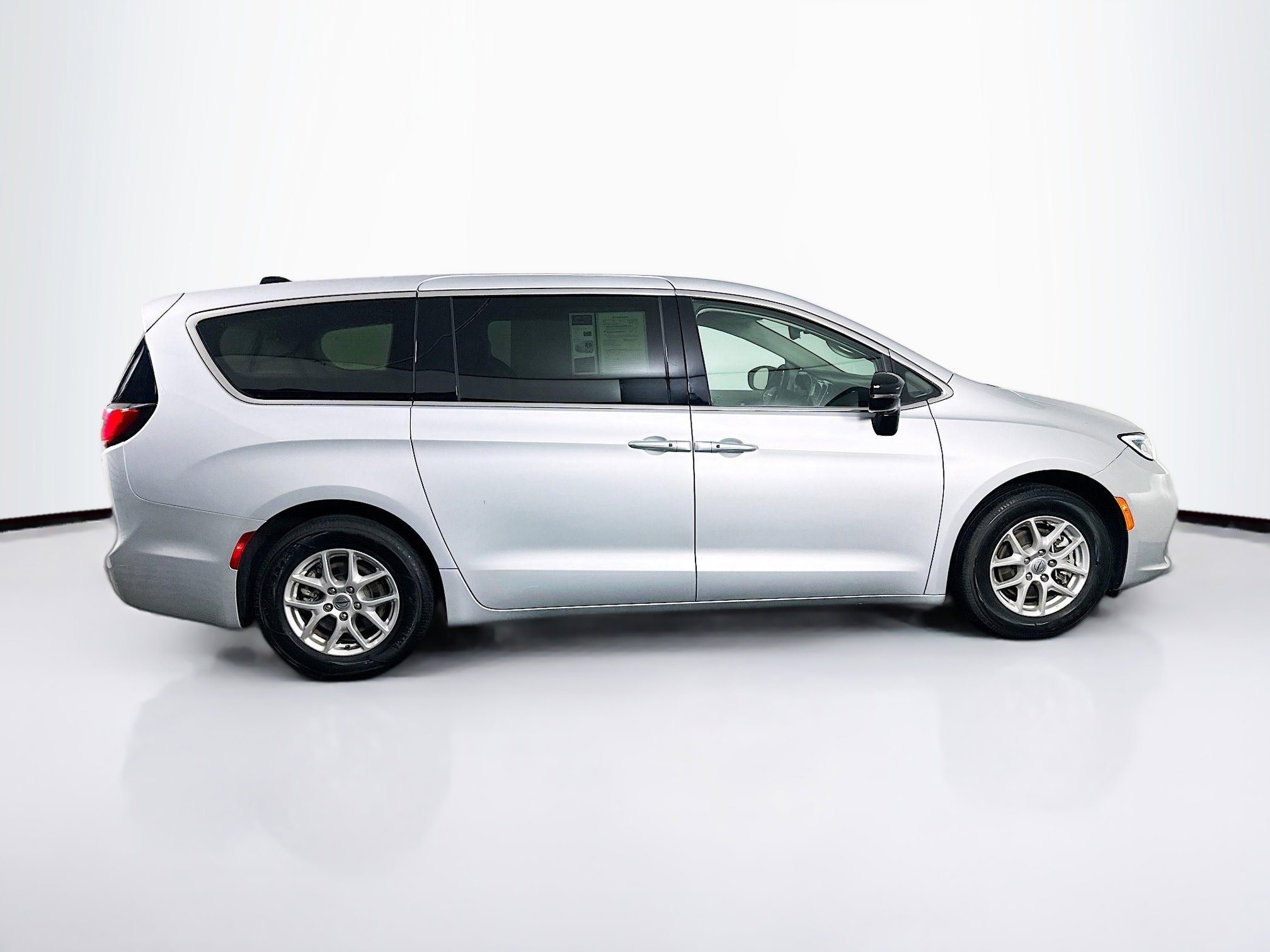 Used 2024 Chrysler Pacifica Touring-L image 10
