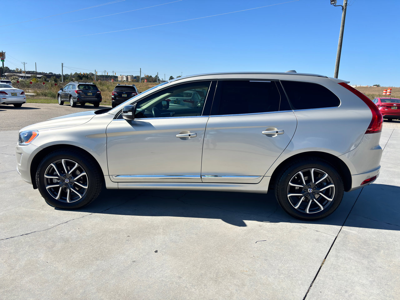 Used 2017 Volvo XC60 T6 Dynamic w/ Preferred Option Package AWD/4WD image 7