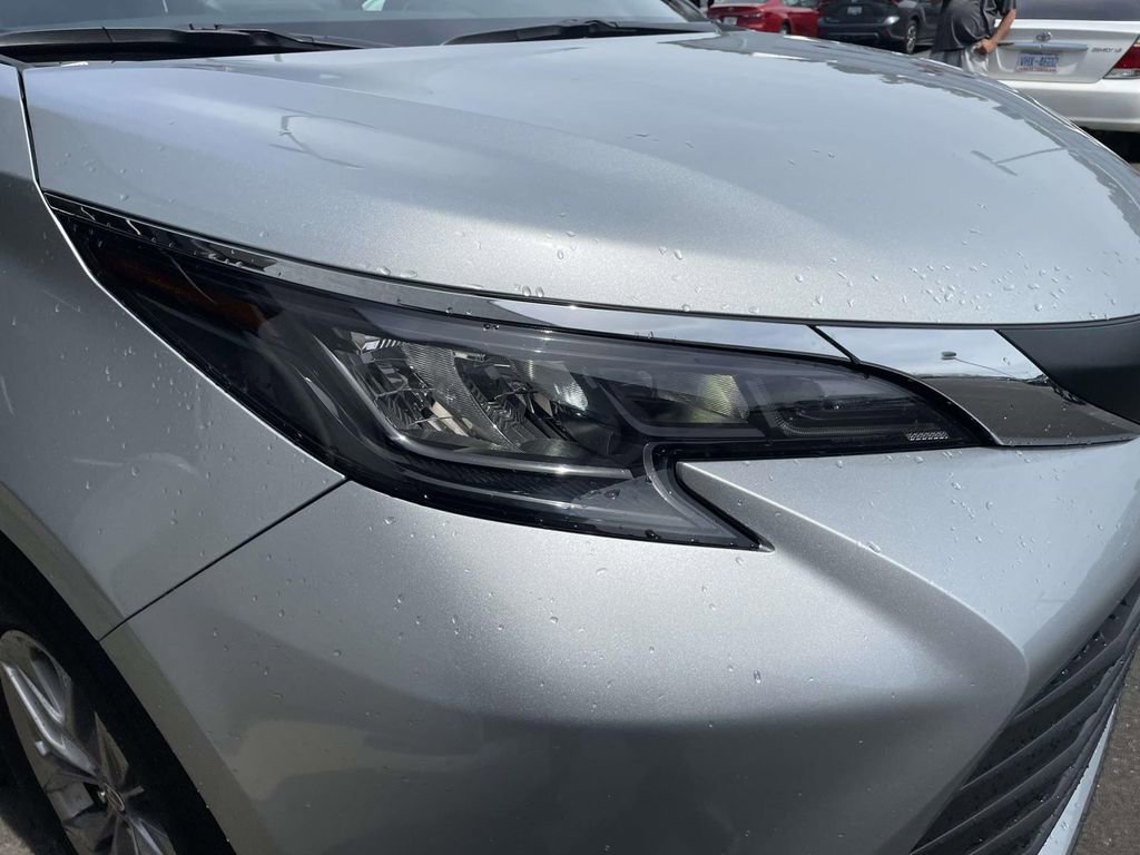 Used 2025 Toyota Sienna XLE image 5