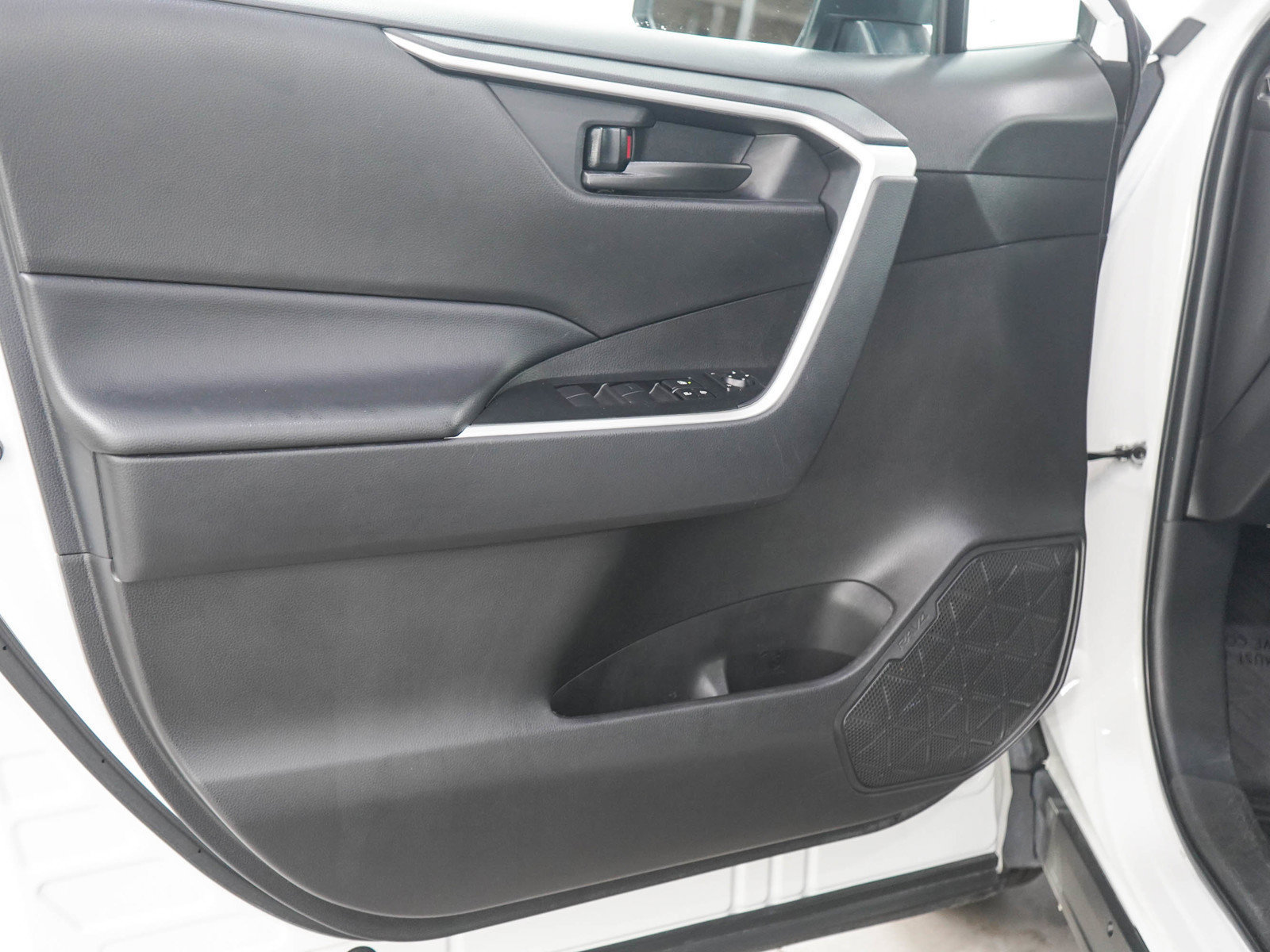 Used 2025 Toyota RAV4 LE AWD/4WD image 18