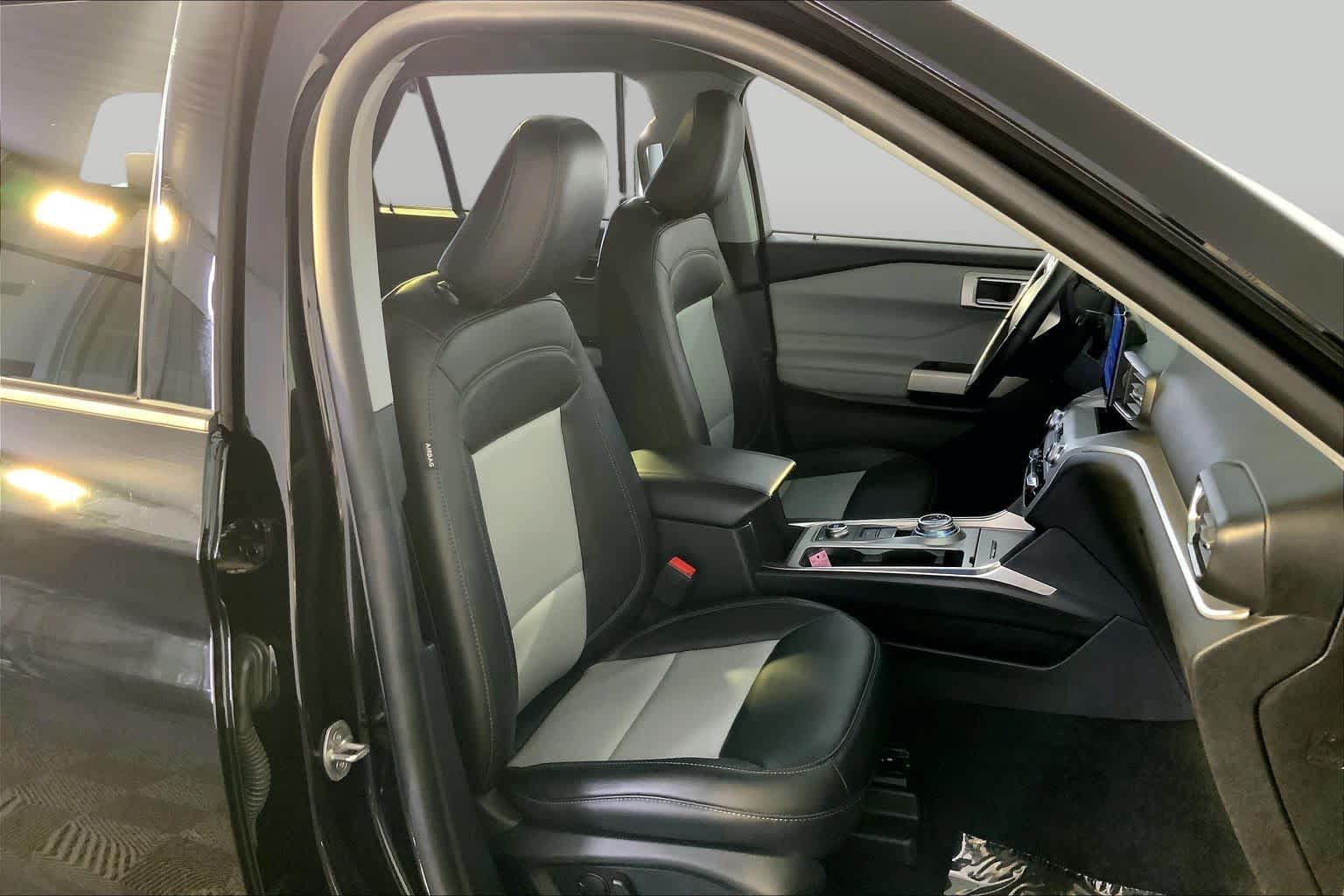 Used 2022 Ford Explorer XLT w/ Equipment Group 202A AWD/4WD image 8