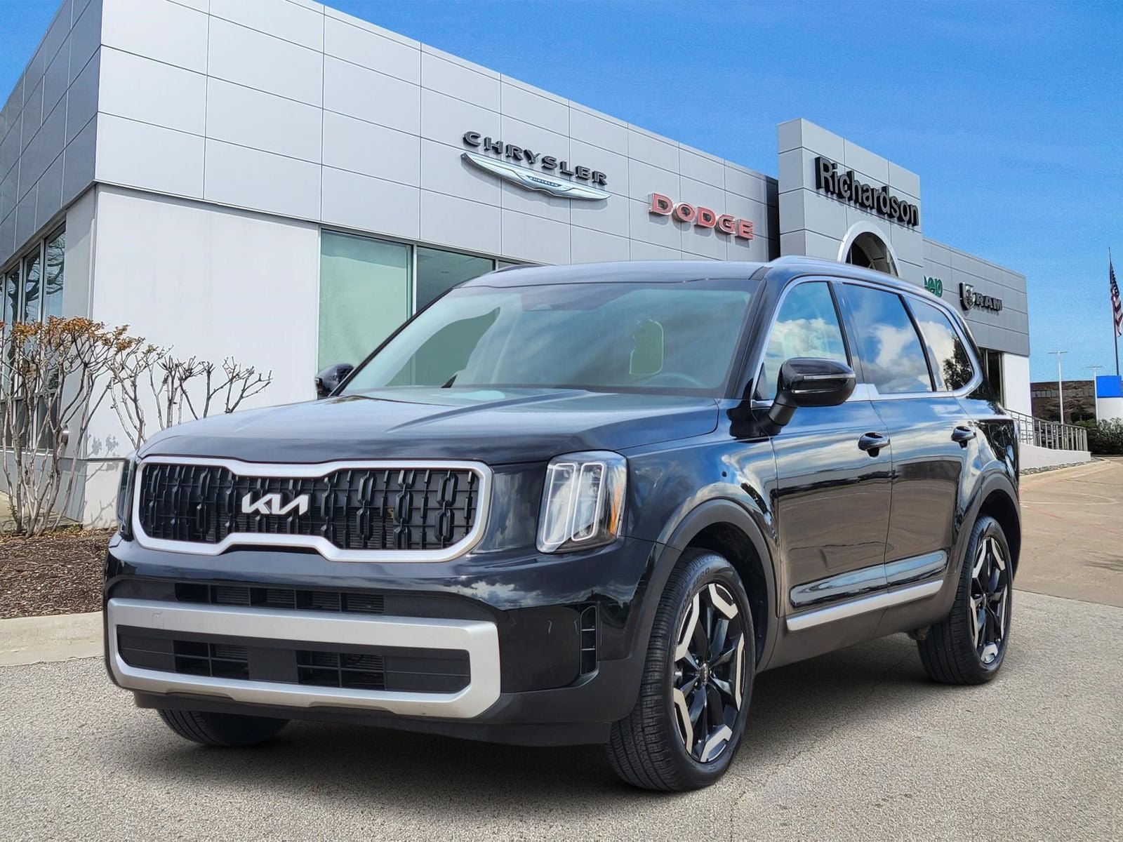 Used 2025 Kia Telluride EX w/ EX Captain's Chair Package FWD image 2