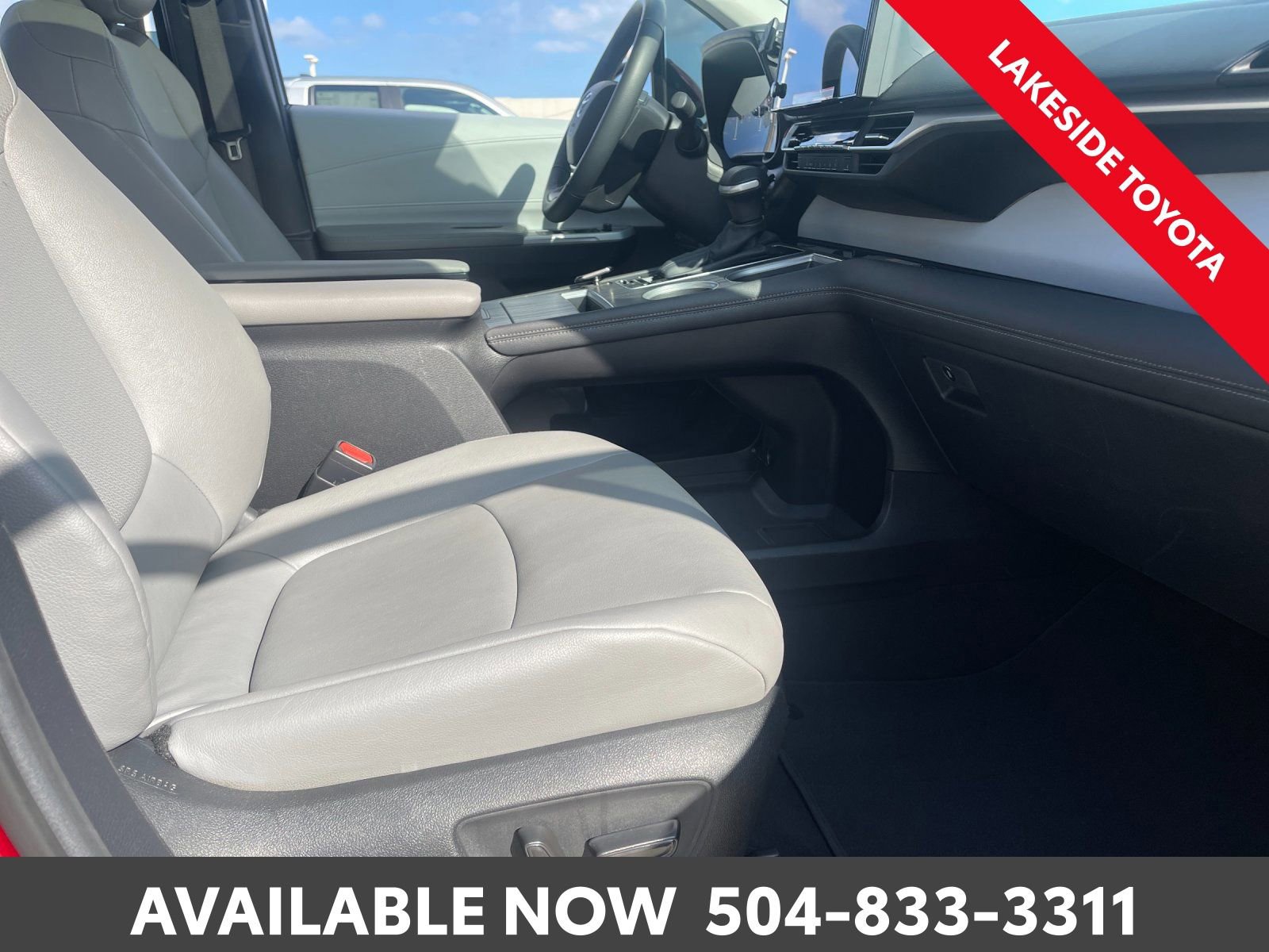 Used 2025 Toyota Sienna XLE image 18