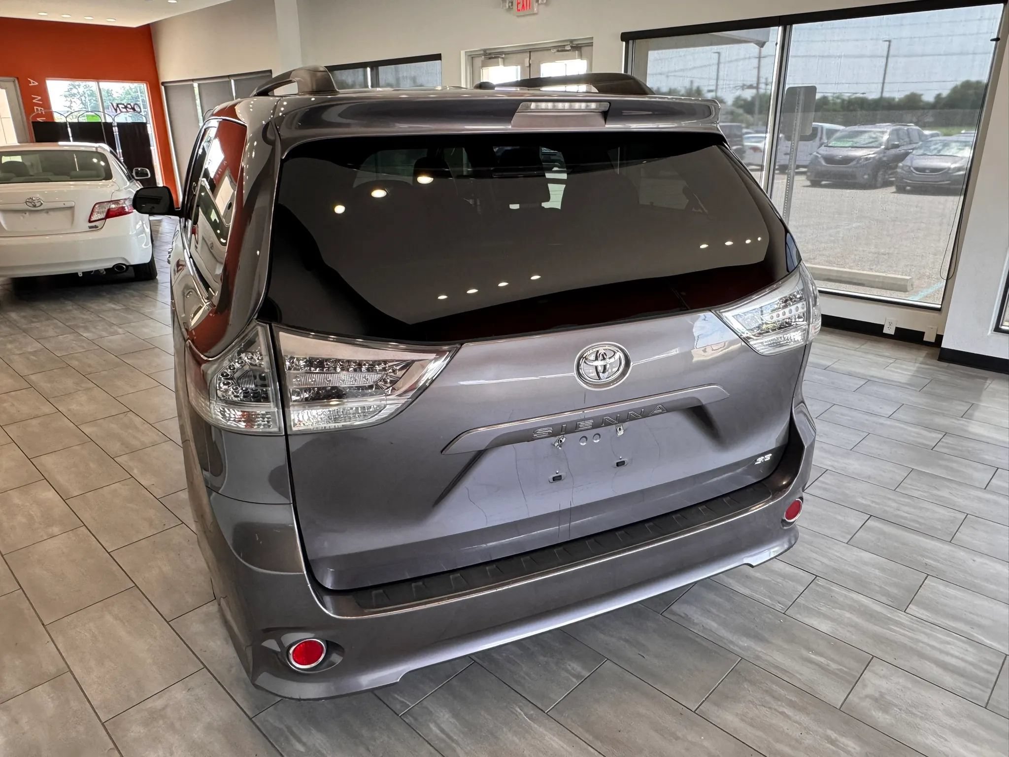Used 2014 Toyota Sienna SE FWD image 6