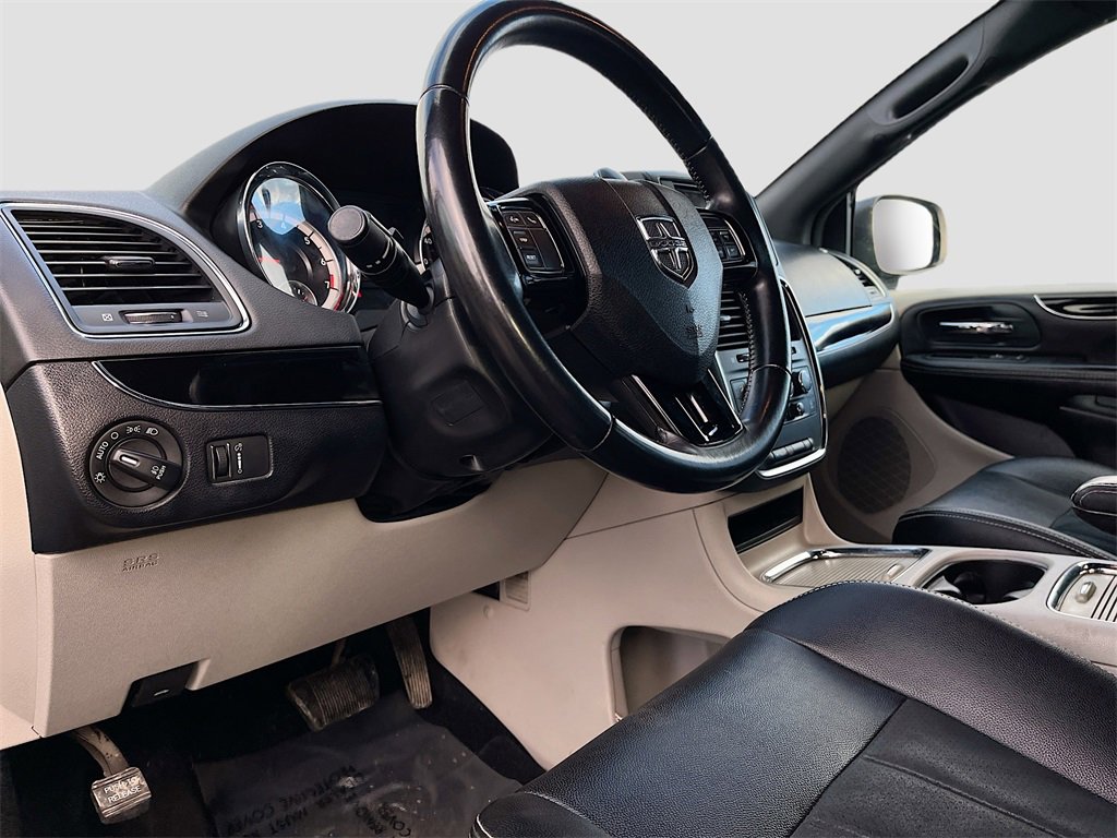 Used 2019 Dodge Grand Caravan SXT image 9