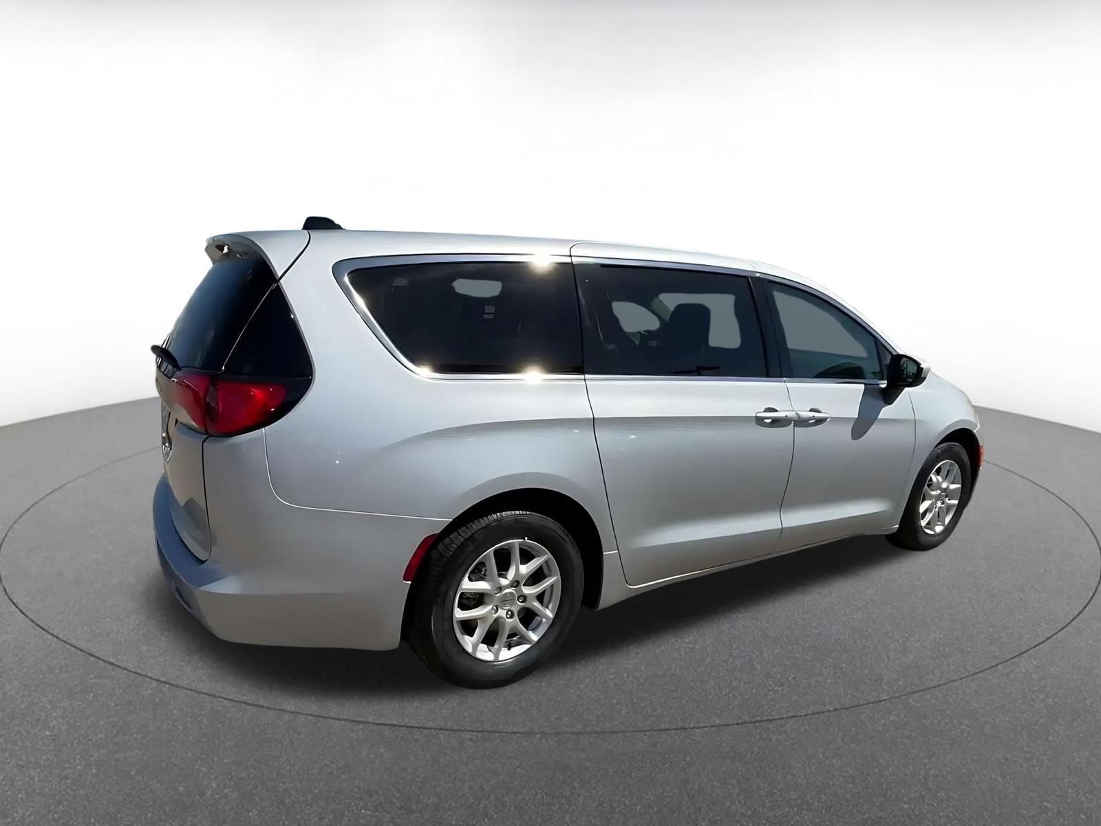 Used 2023 Chrysler Voyager LX FWD image 13
