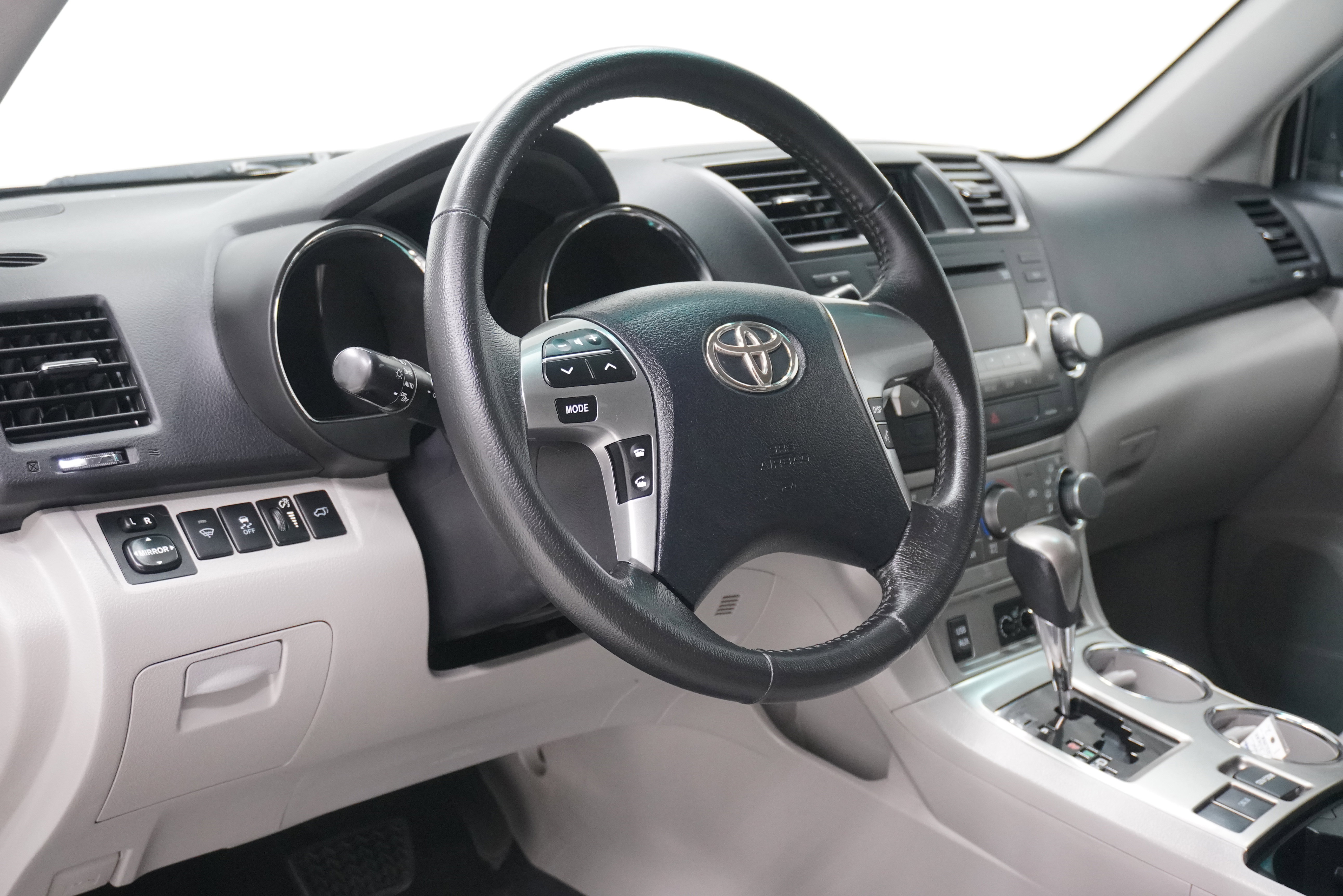 Used 2011 Toyota Highlander SE w/ Tow Pkg FWD image 10