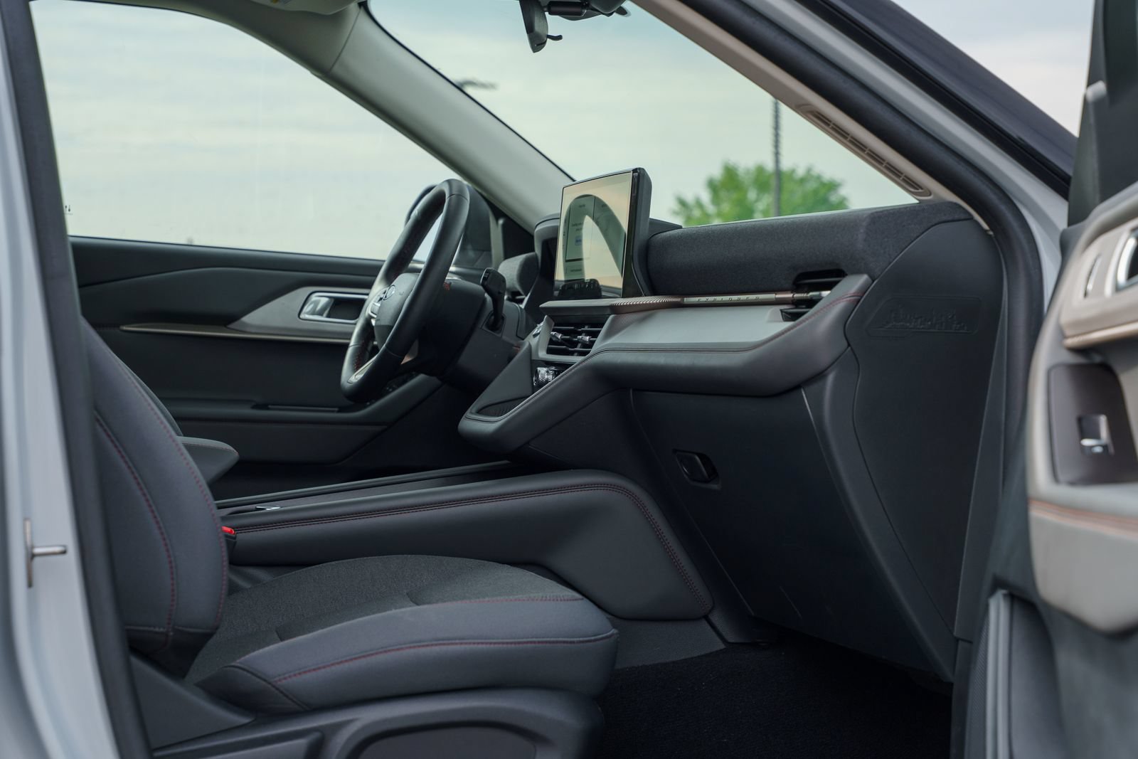 Certified 2025 Ford Explorer Active RWD image 14