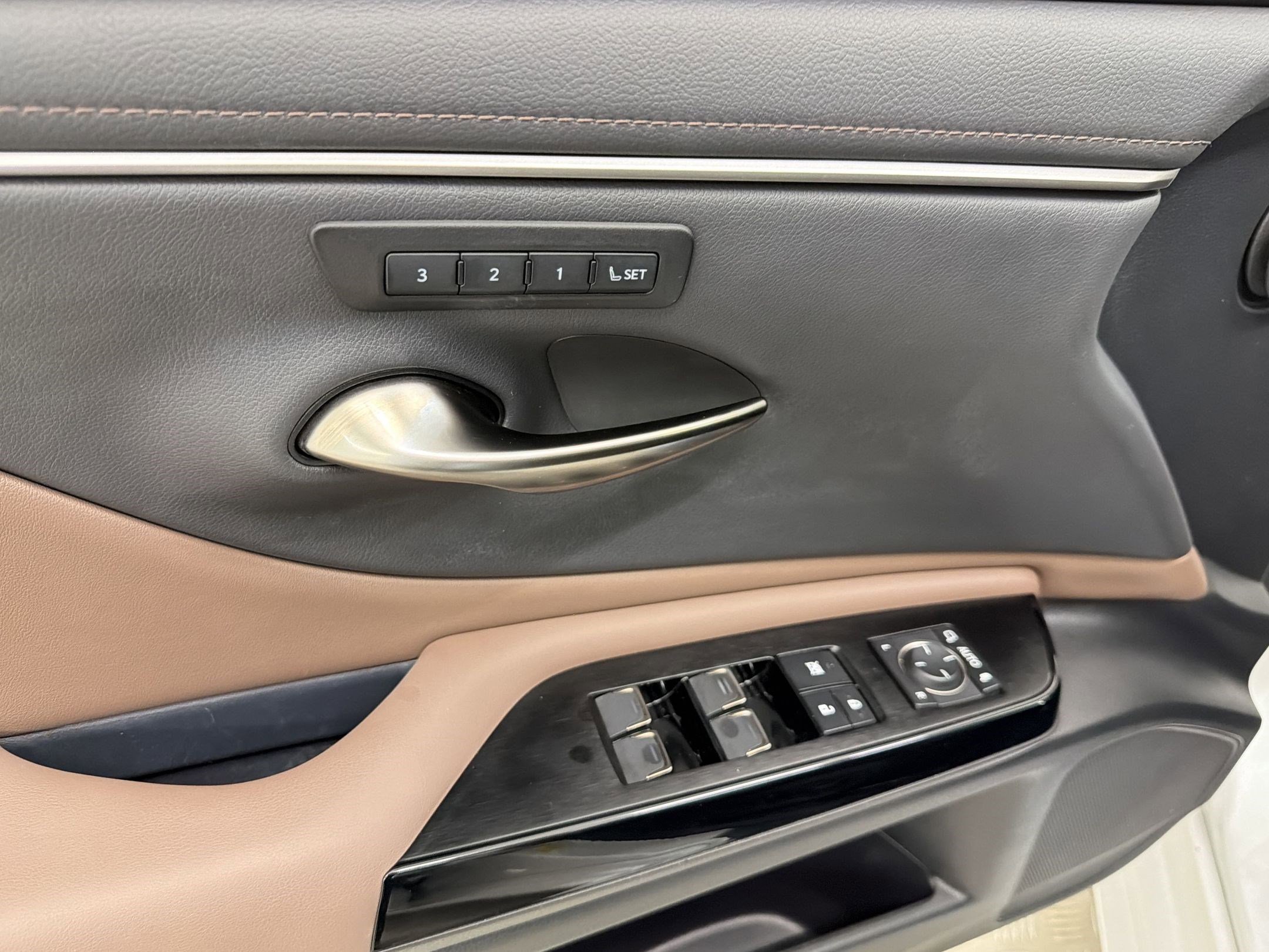 Certified 2025 Lexus ES 350 w/ Premium Package FWD image 32