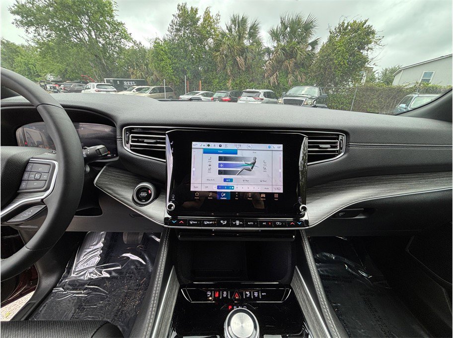 Used 2024 Jeep Wagoneer Series II w/ Flexible Seating Group image 11