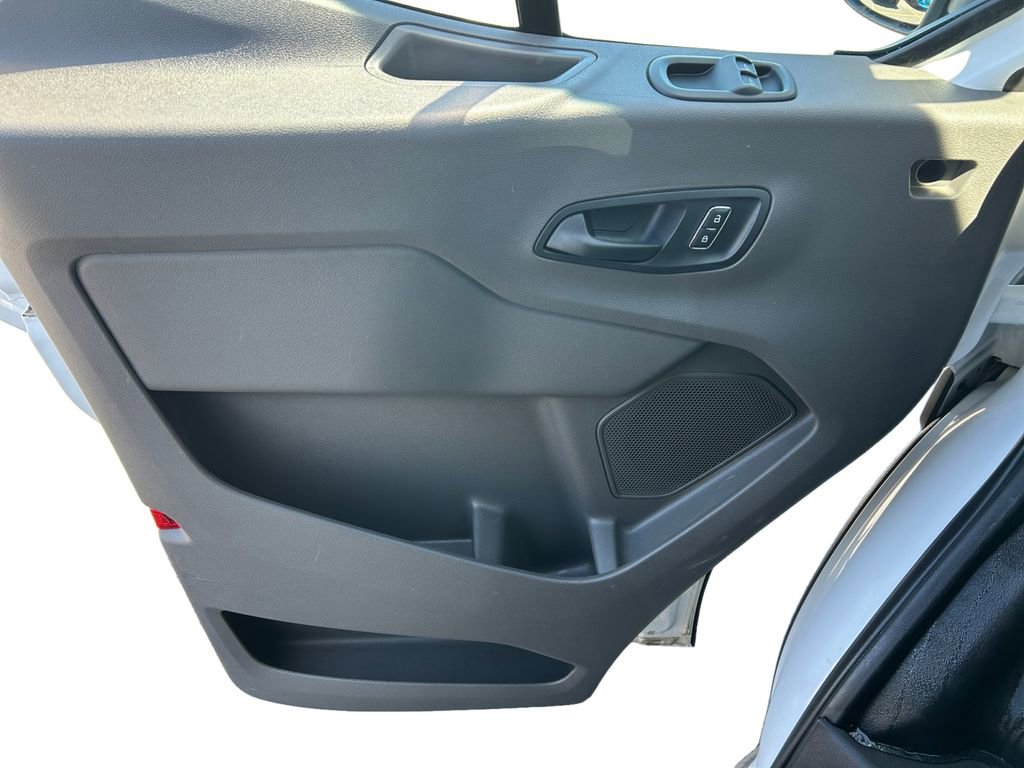 Used 2022 Ford E-Transit Medium Roof image 17