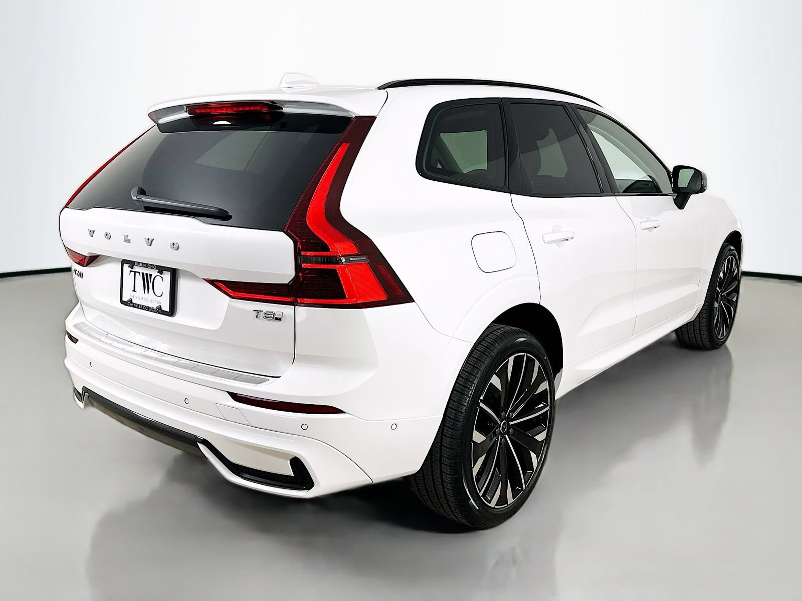 New 2026 Volvo XC60 T8 Ultra w/ Protection Package Premier AWD/4WD image 5