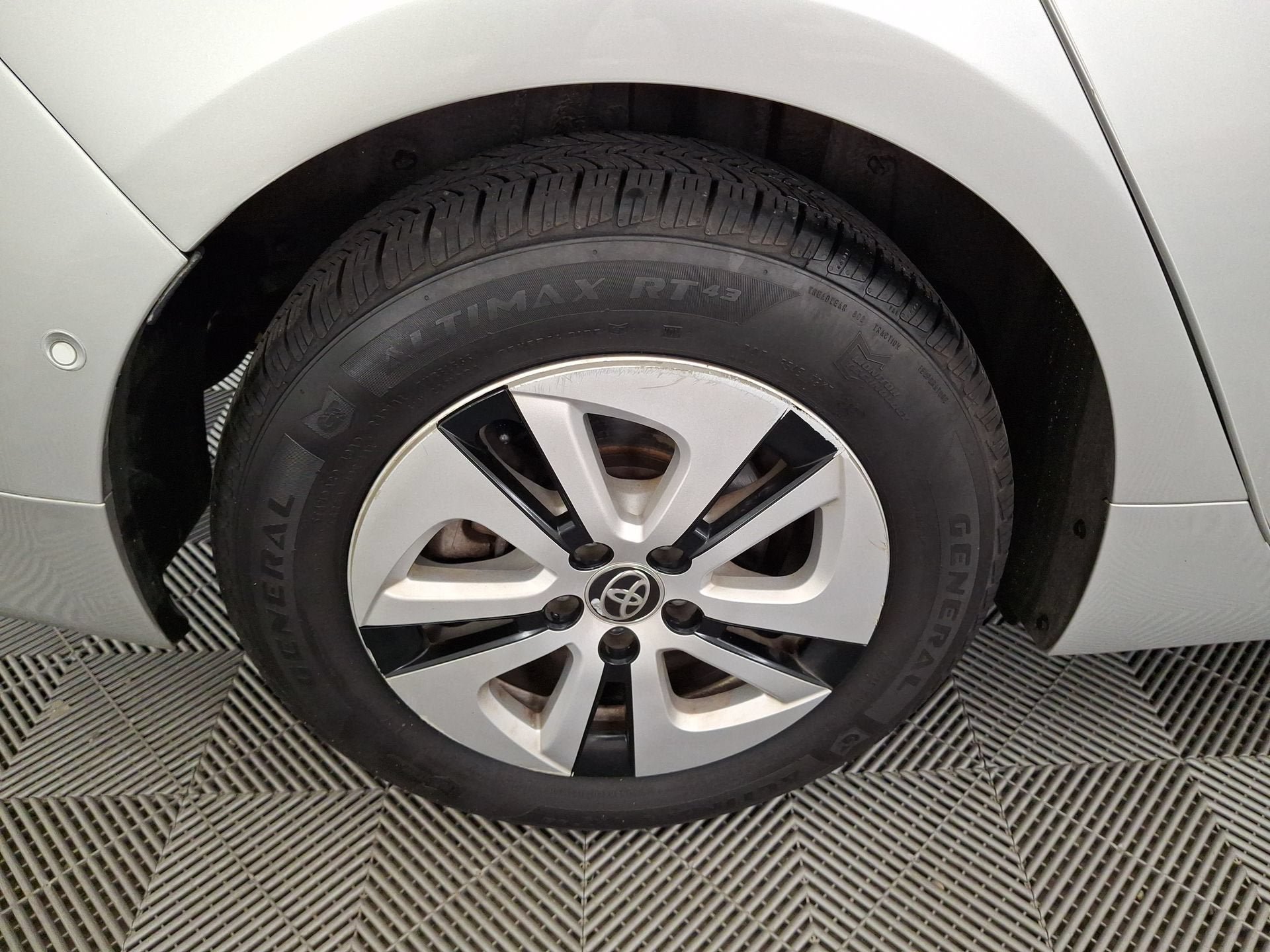 Used 2017 Toyota Prius Four FWD image 27