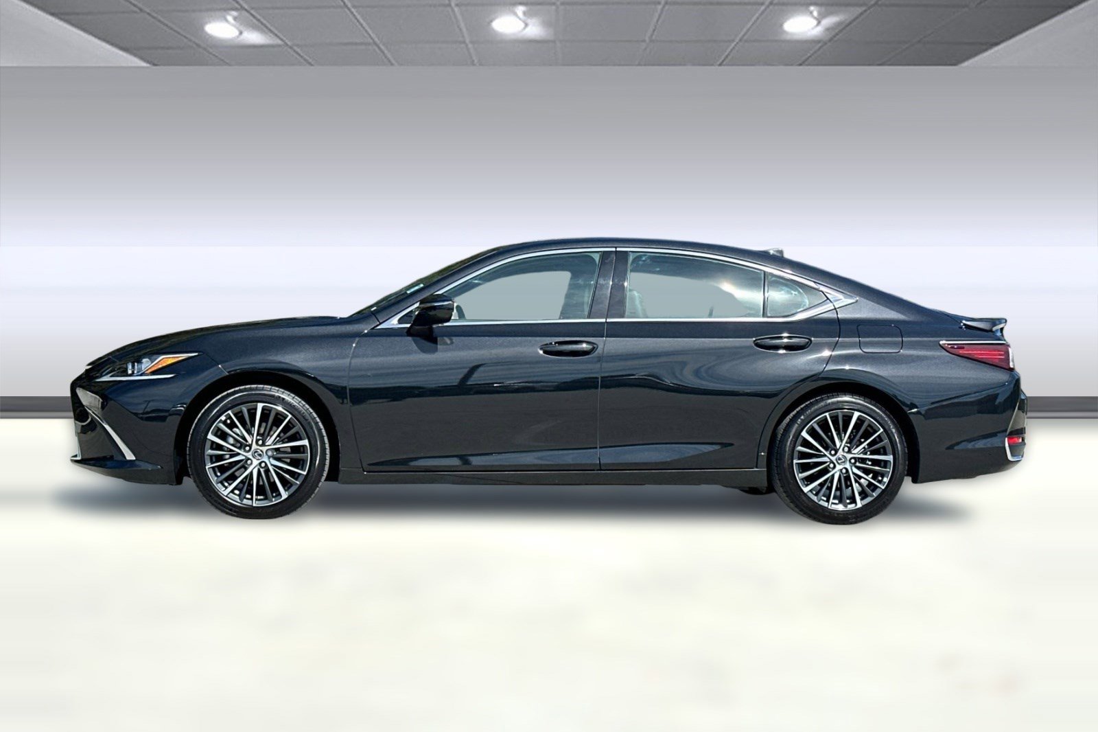 Used 2025 Lexus ES 300h w/ Premium Package image 2