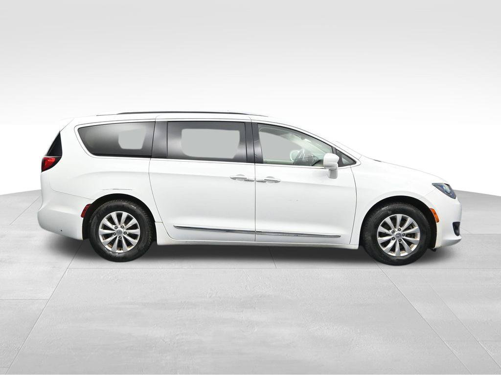 Used 2019 Chrysler Pacifica Touring-L FWD image 6