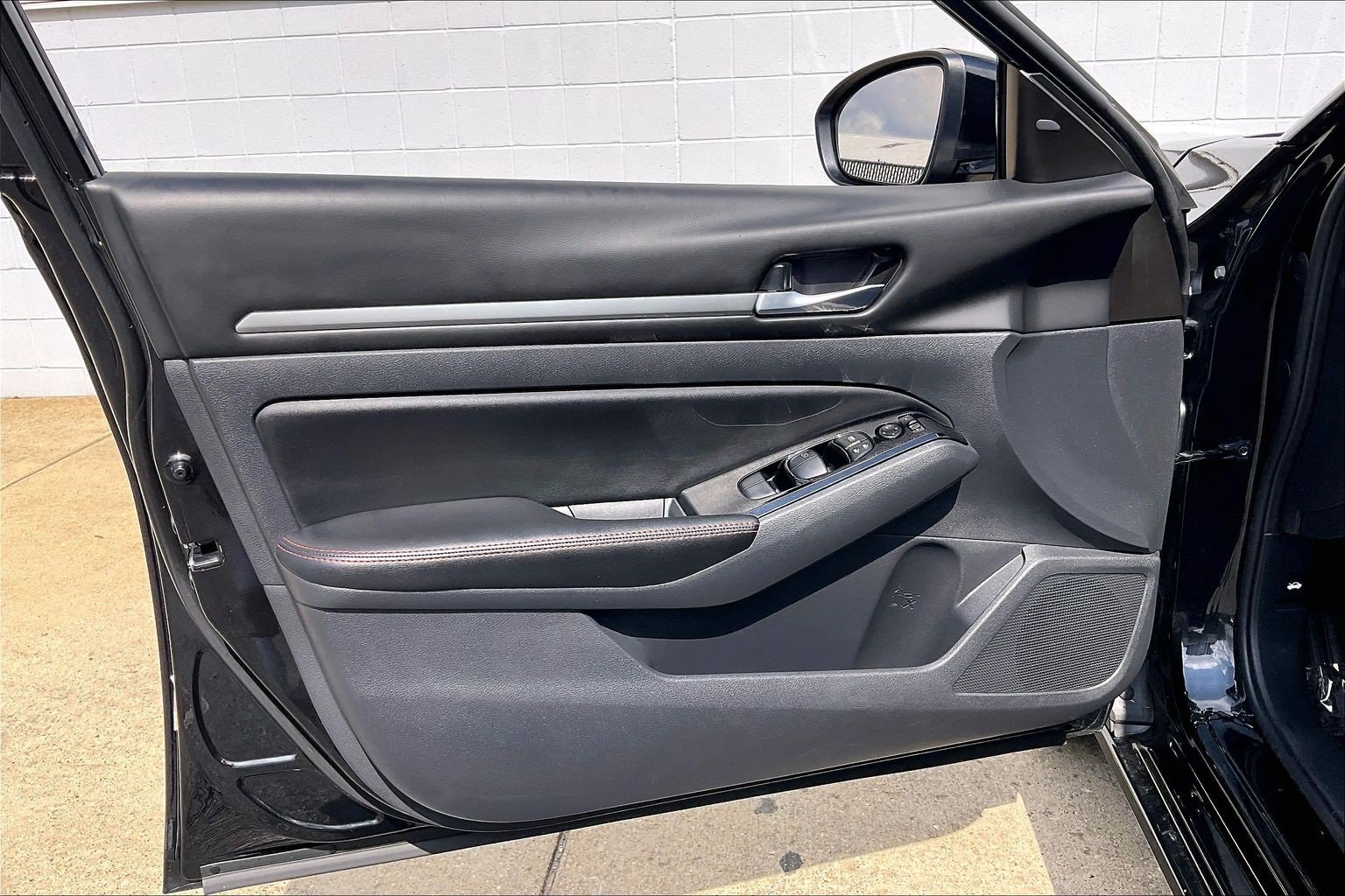 Used 2025 Nissan Altima 2.5 SR FWD image 25