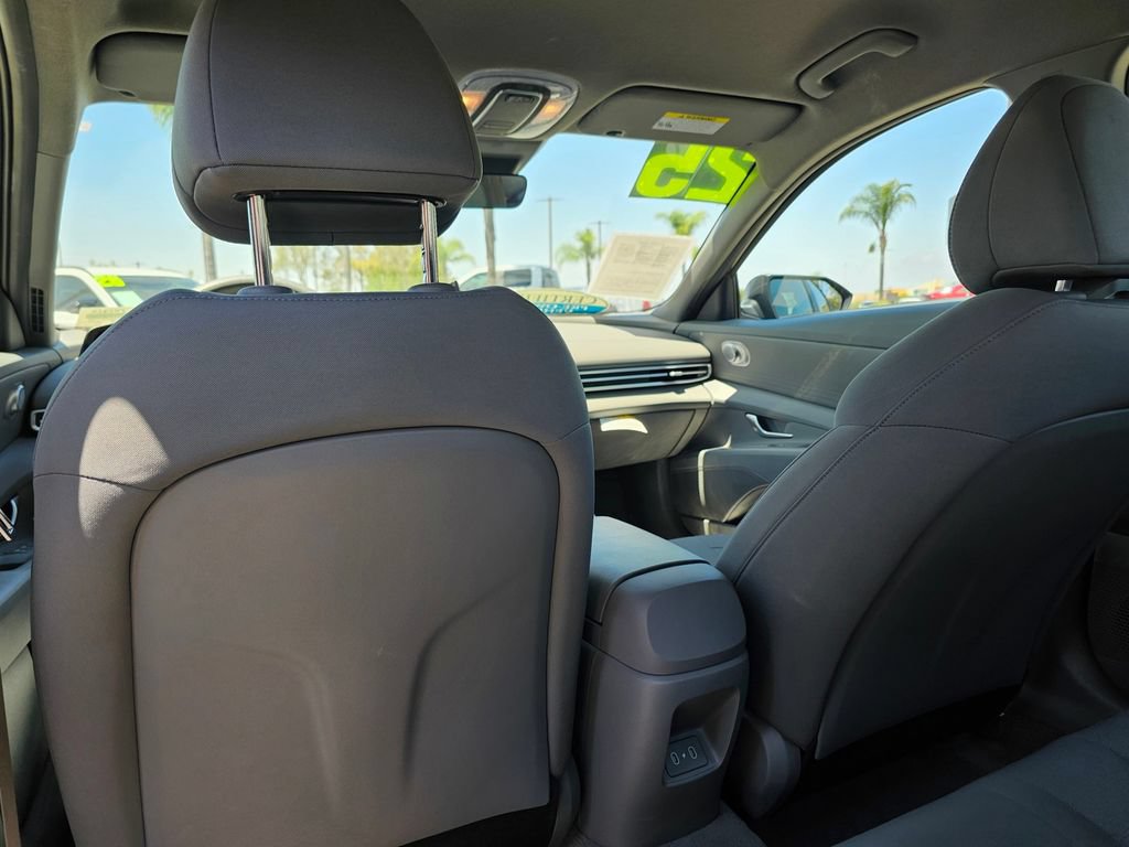 Certified 2025 Hyundai Elantra SE FWD image 21