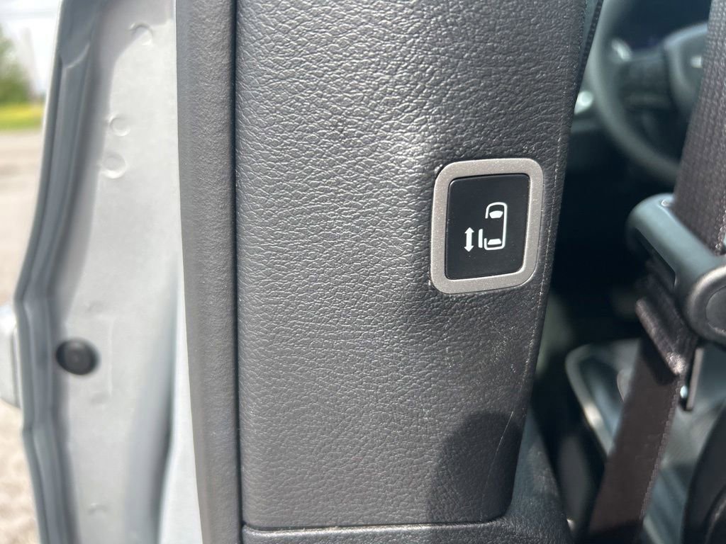 Used 2023 Chrysler Pacifica Limited w/ Uconnect Theater Family Group FWD image 15