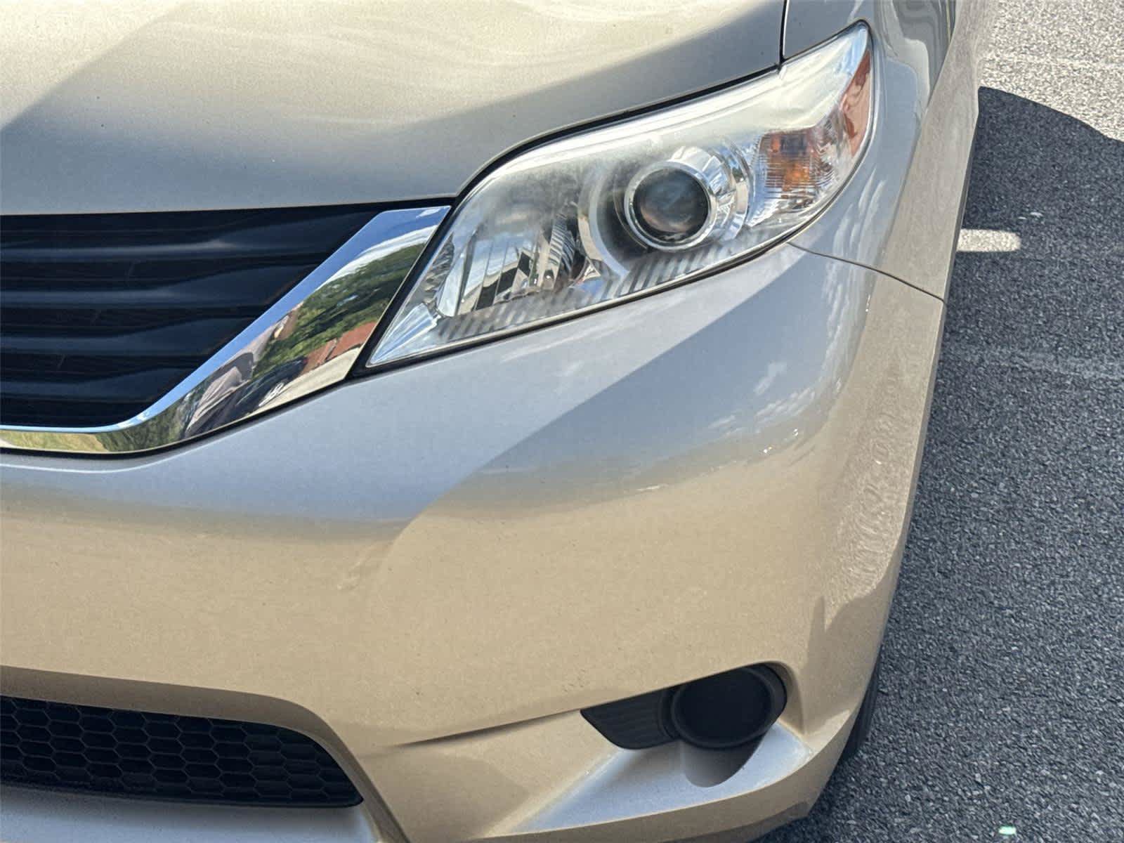 Used 2014 Toyota Sienna LE AWD/4WD image 9