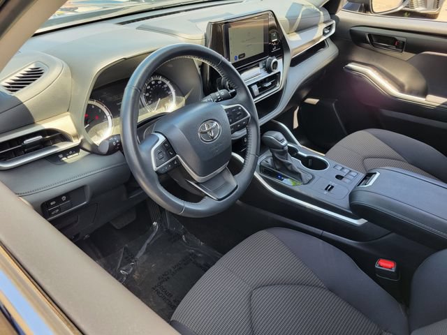 Used 2025 Toyota Highlander LE FWD image 5