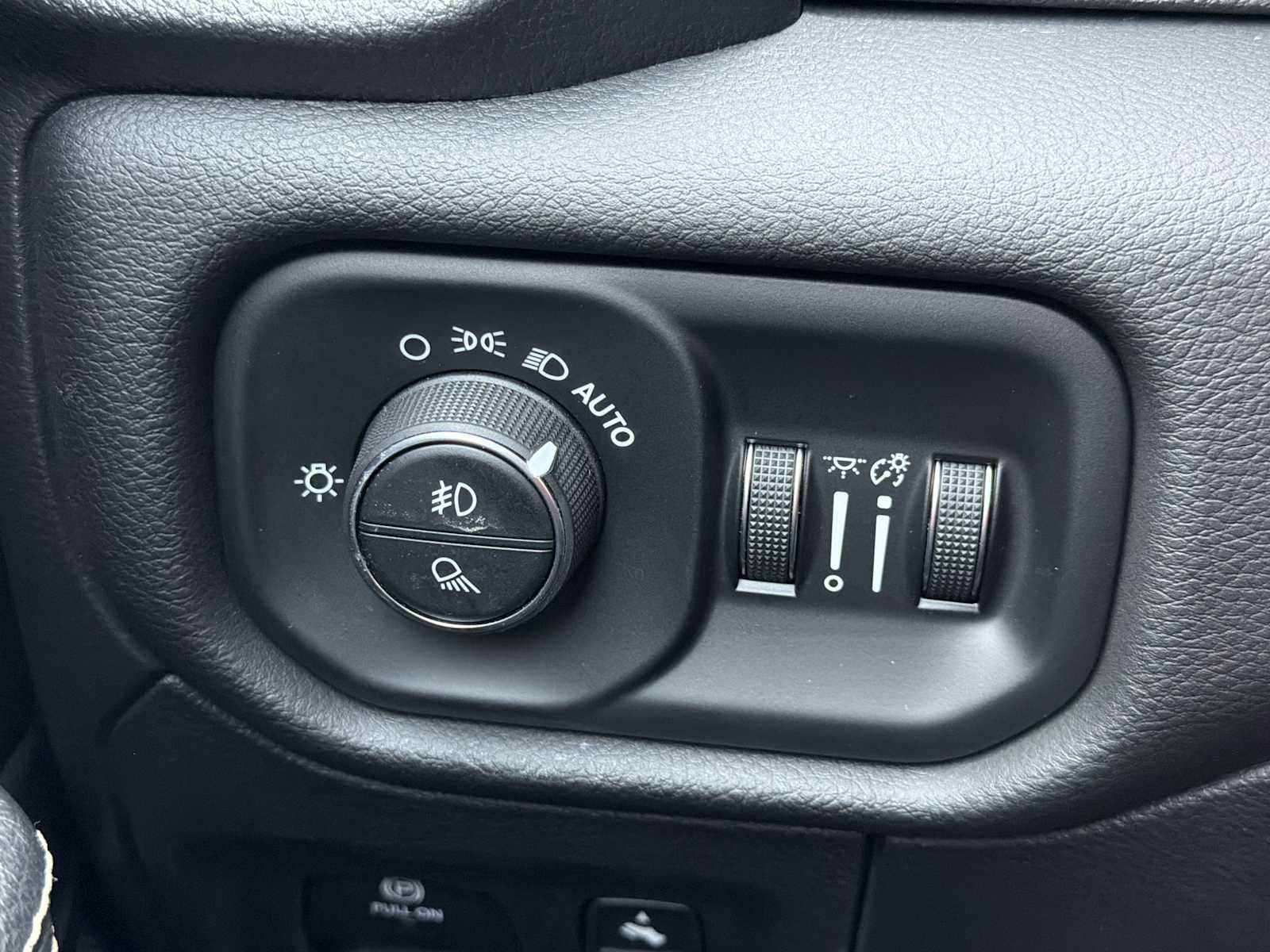Used 2023 RAM 1500 Laramie AWD/4WD image 12