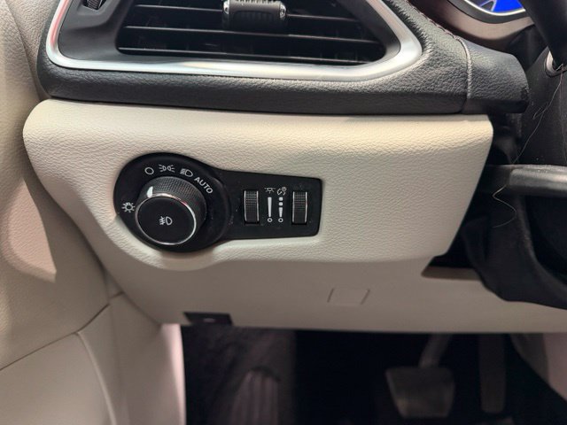 Used 2019 Chrysler Pacifica Limited FWD image 15