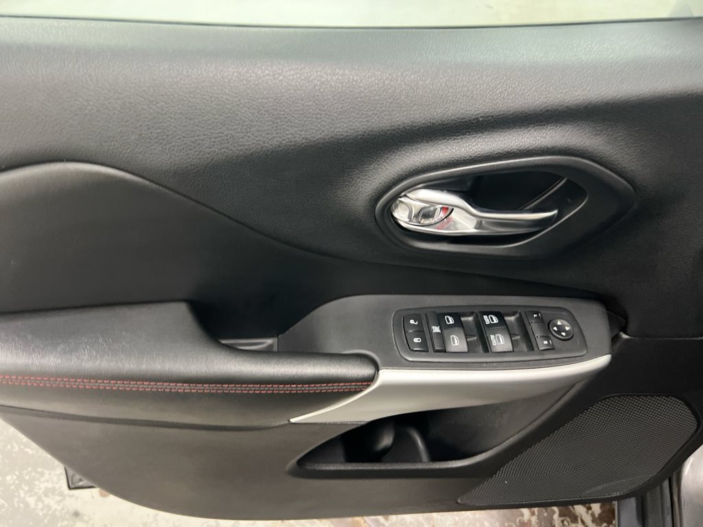 Used 2018 Jeep Cherokee Trailhawk w/ Cold Weather Group AWD/4WD image 20