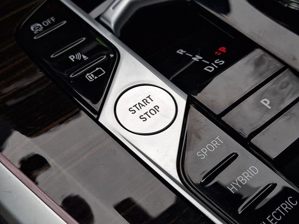 Used 2024 BMW X5 xDrive50e image 25