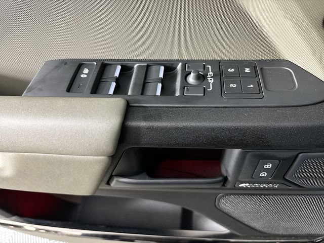 Used 2025 Land Rover Defender 110 AWD/4WD image 19