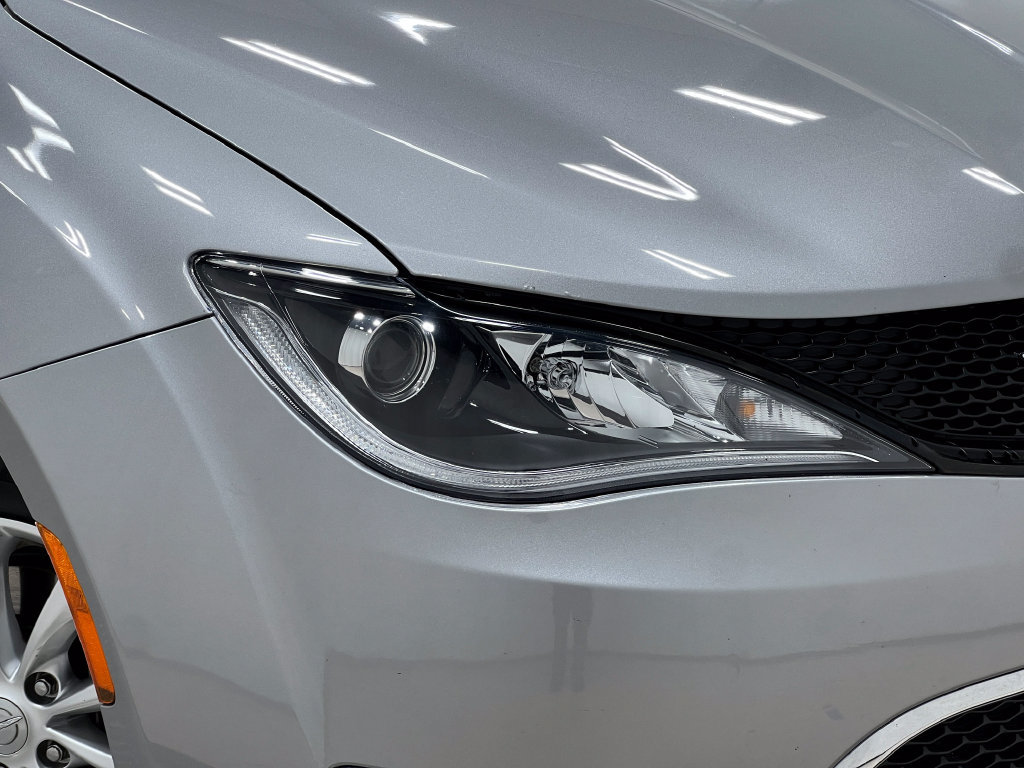 Used 2018 Chrysler Pacifica Touring-L FWD image 35