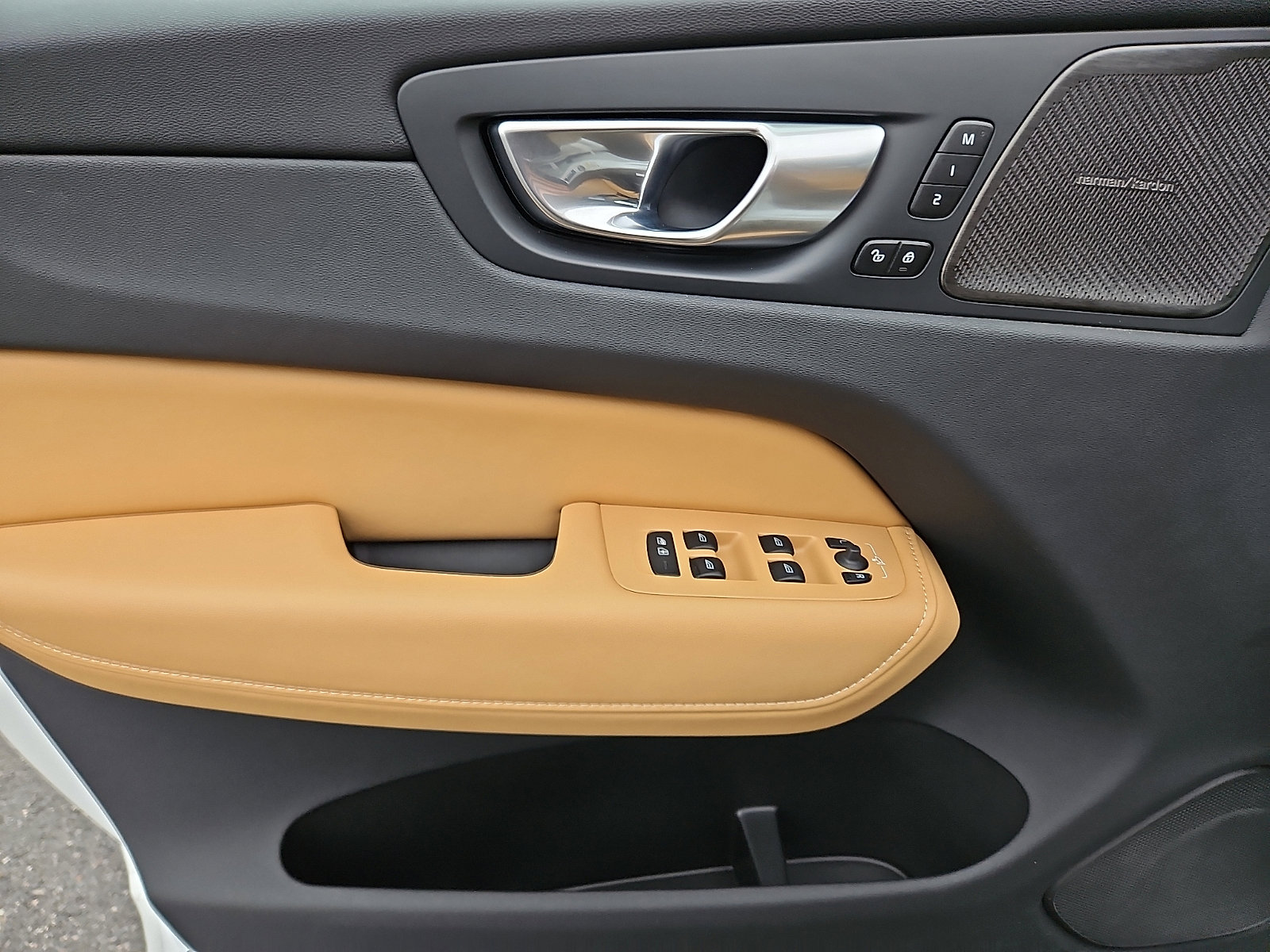 Certified 2024 Volvo XC60 B5 Ultimate w/ Climate Package image 12