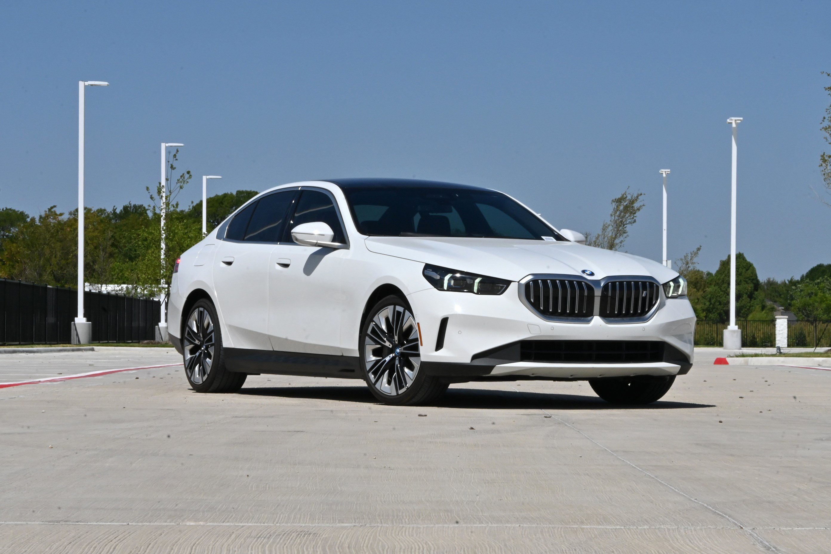 Used 2025 BMW i5 eDrive40i w/ Executive Package RWD image 2