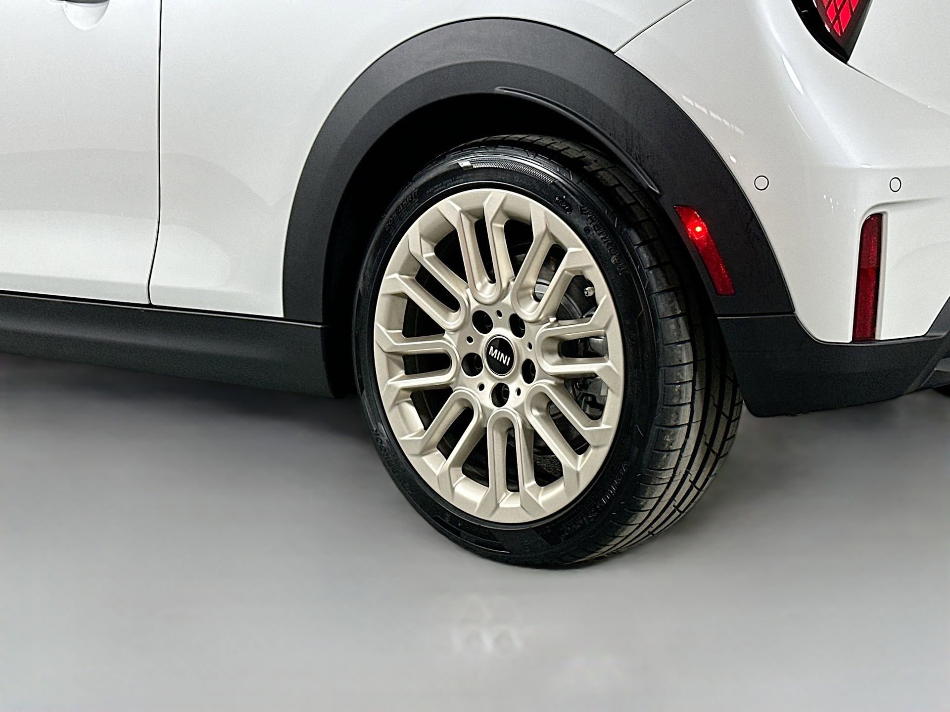 Used 2025 MINI Cooper 2-Door Hardtop image 32