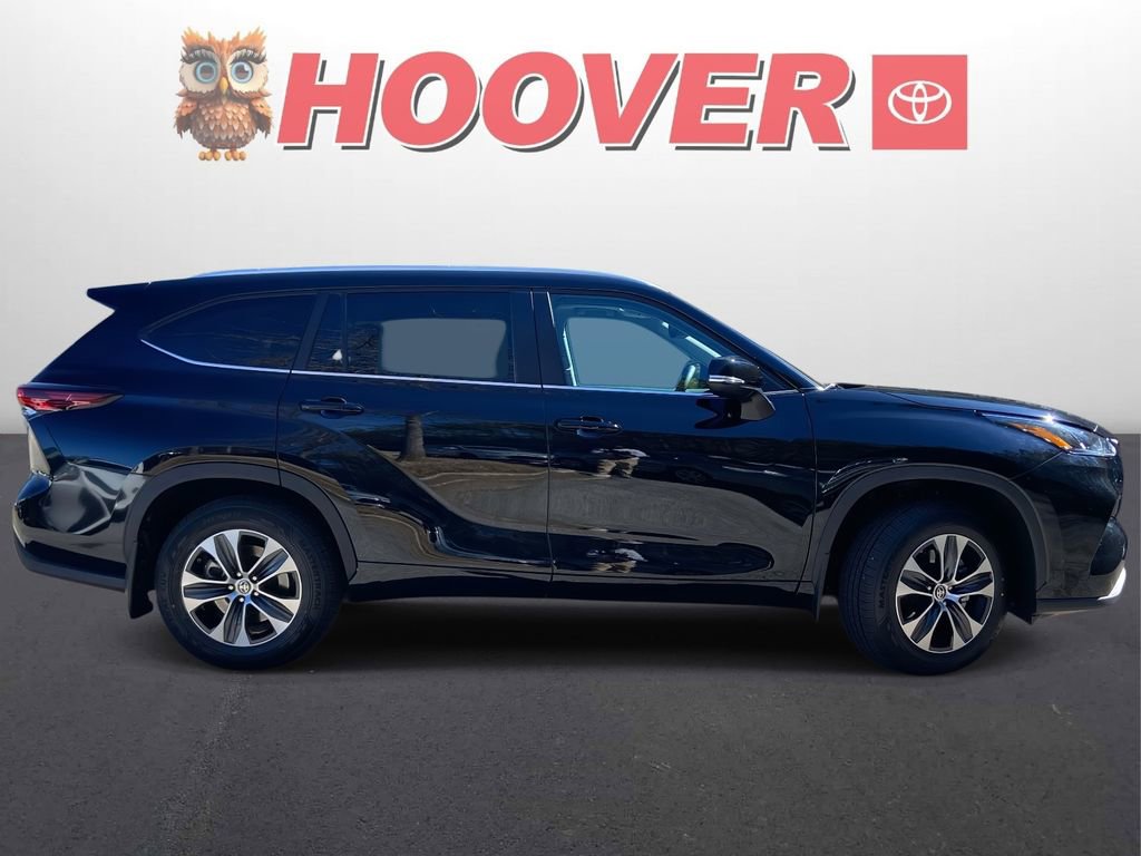 Used 2025 Toyota Highlander XLE image 2