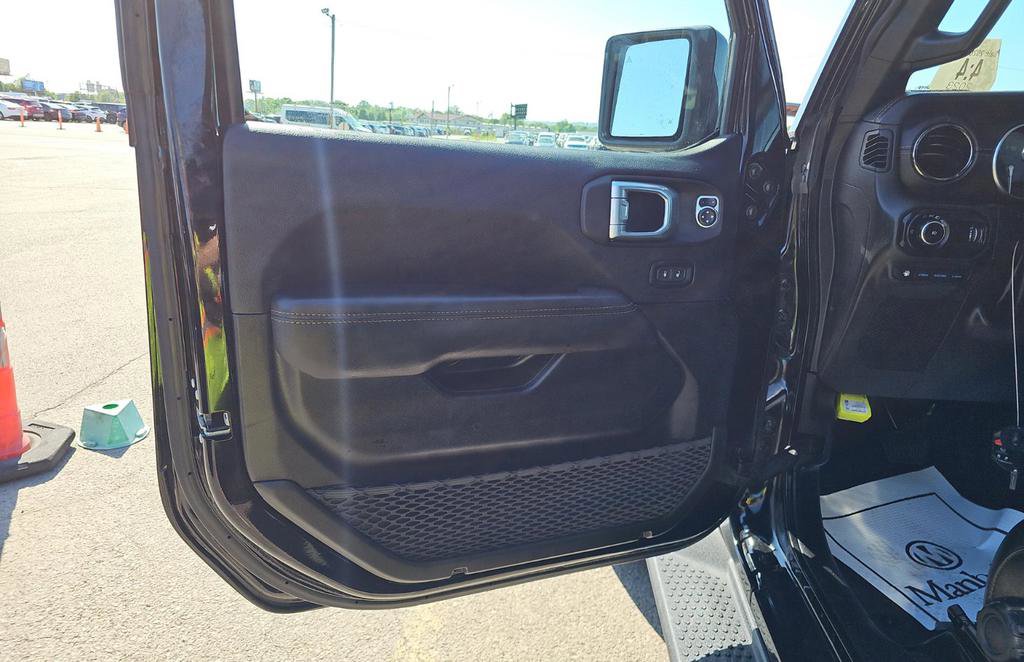 Used 2023 Jeep Wrangler Unlimited Sahara AWD/4WD image 9